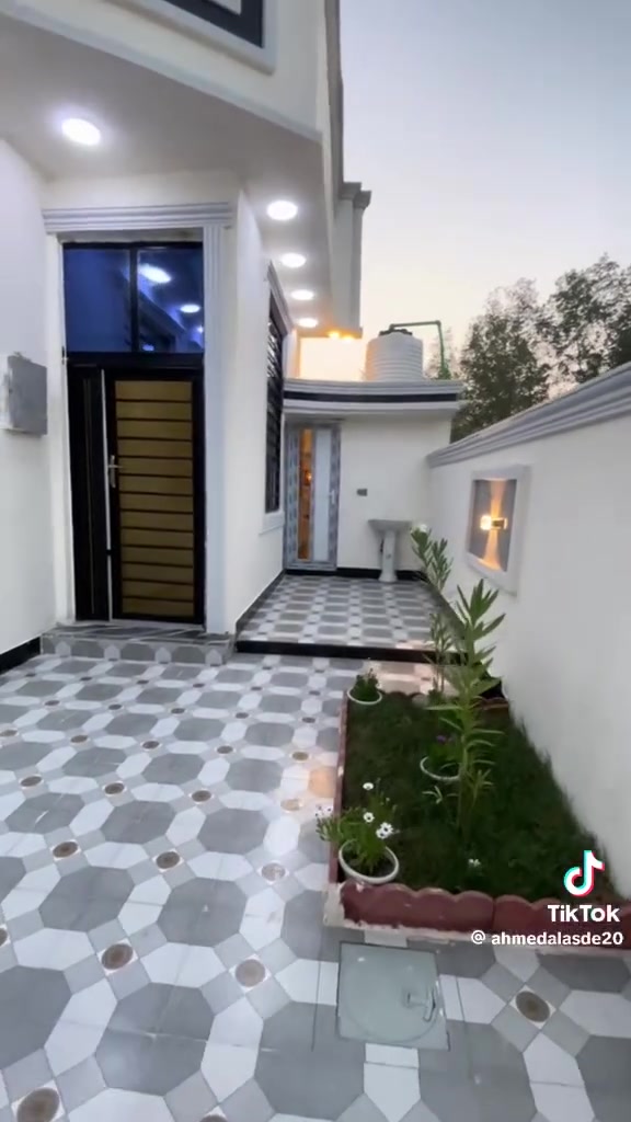للبيع طابو زراعي مقابيل الصناعيه كوت ثويني شارع ١٠ متر بناء جديد ما مسكون  السعر 90وبيه مجال لتواصل ***********
