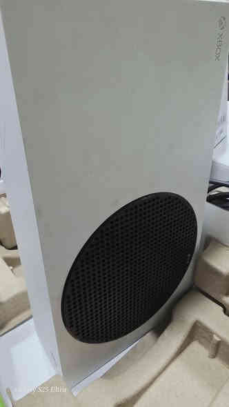 السلام عليكم اكس بوكس سيريس اس نظيف جدا مع كامل الملحقات اصلية وجوستك إضافي كيم سير والعاب بي لعبة فيفا 26 ولعبة ارك رايدر اصدار الجهاز 2023 للبيع بسعر 350 وبي مجال استفسار موجوده خاص *********** واتساب عنوان بغداد الكرخ
