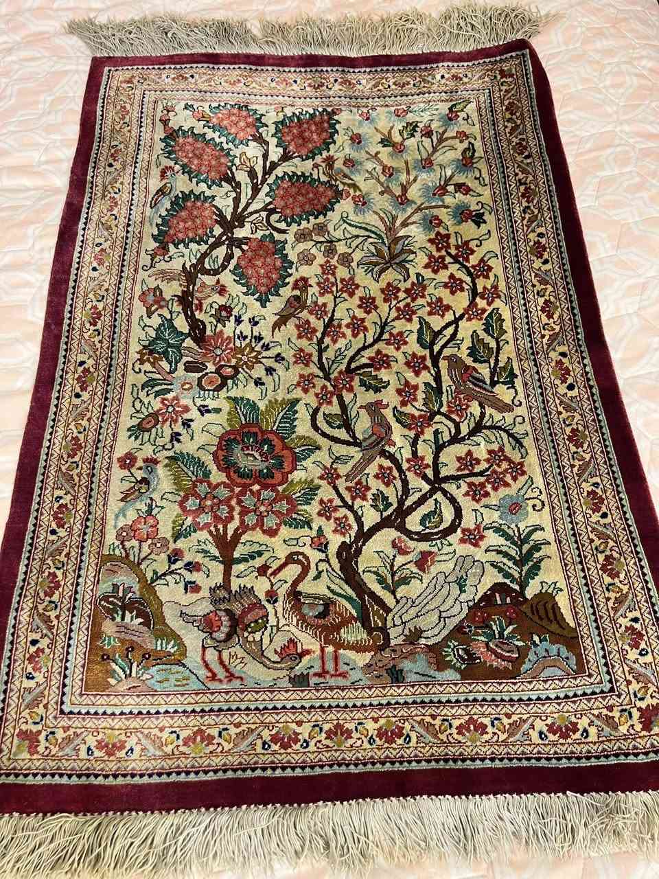 سجادة قم حرير طبيعي يدوي مصوره اشجار وحيوانات الوان نباتية نضافة 100% القياس 80 في 55 
السعر ٤٠٠ دولار 
***********
