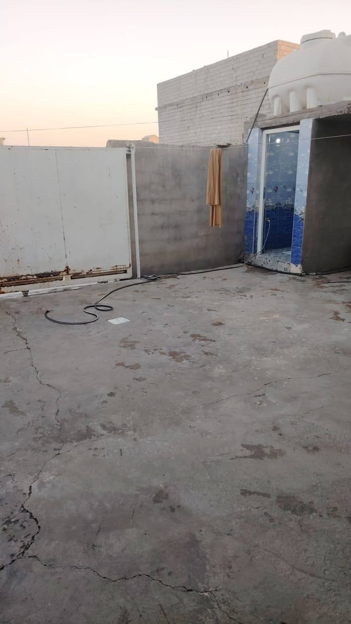 بسم الله الرحمن الرحيم
للبيع بيت مساحه 160متر طابو زراعي  سنه 25 طابق واحد كامل جديد  غرفه غرفه غرفه النوم واستقبال وصاله ومطبخ وصحيات وكراج سياره  العنوان بعقوبه تقاطع الساده منطقه حي العبور قرب مدرسه الظفر سعر ب 70 وفي مجال ***********
ابوسيف
