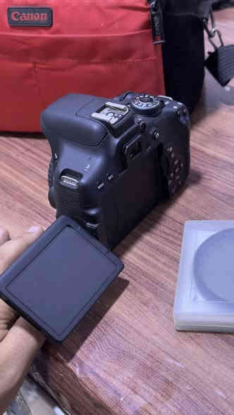 كامرة كانون 750D 
نظافة 90 بالمية 

1-عدسة sigma 15-30 عدسة واسعة 
2 - عدسة زوم 18-135 
3- عدسة 18-55 
مع مكونات اضافية مثل رام 16 gb  عدد  2
وفلتر nd لعدسة 18-135 
و حقيبة
عنوان البصرة الجنينة متوفر توصيل محافظات 
للشراي فقط ***********
