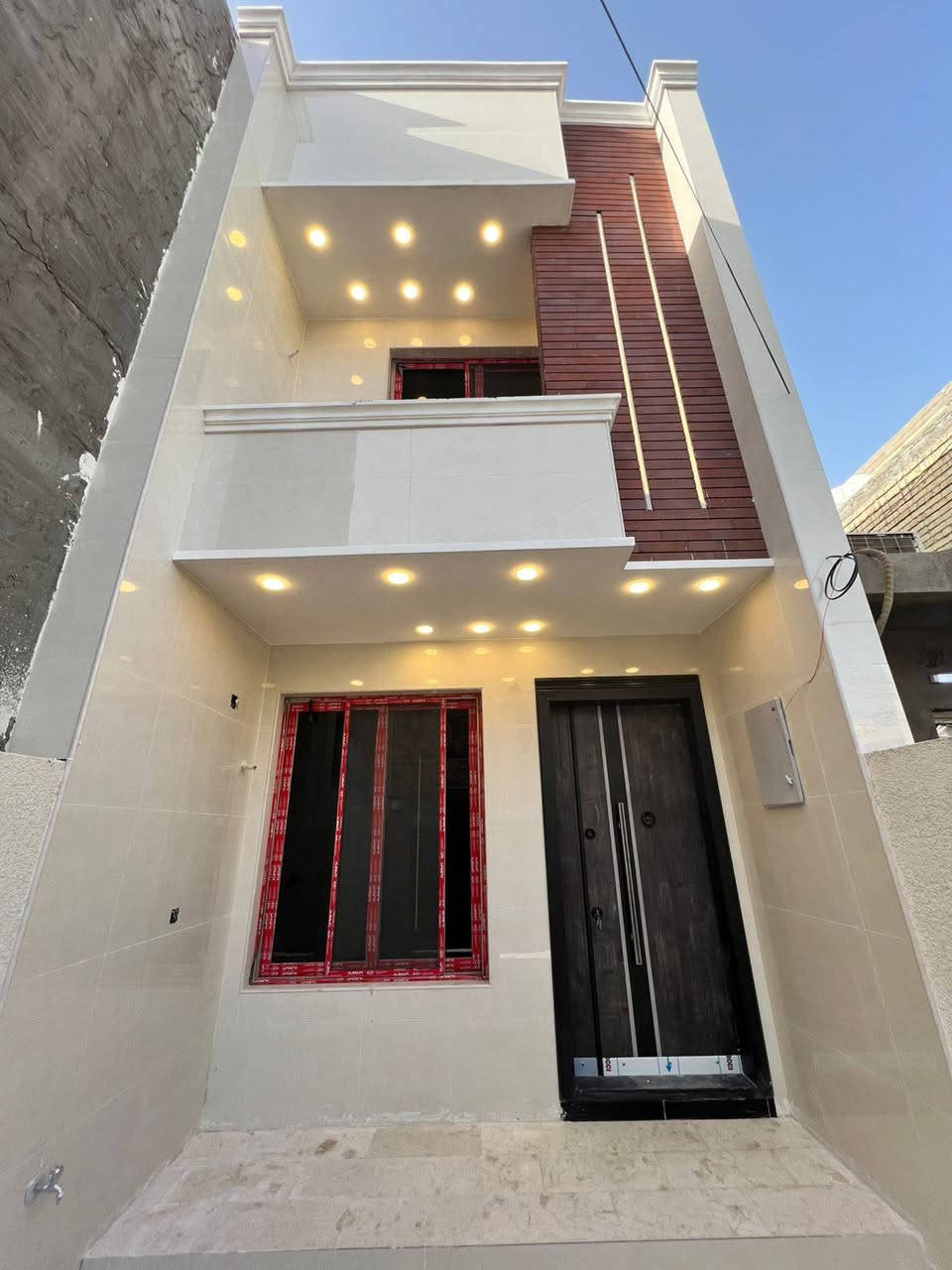 السلام عليكم

دار 100 متر  للبيع

يحتوي  على هول صالة

منور مطبخ وخدمات غرف نوم عدد 3

    حــي الجــهــاد ديوان المـخــابــرات

للاستفسار ☎️ *********** واتساب
السعر مناسب جدا
