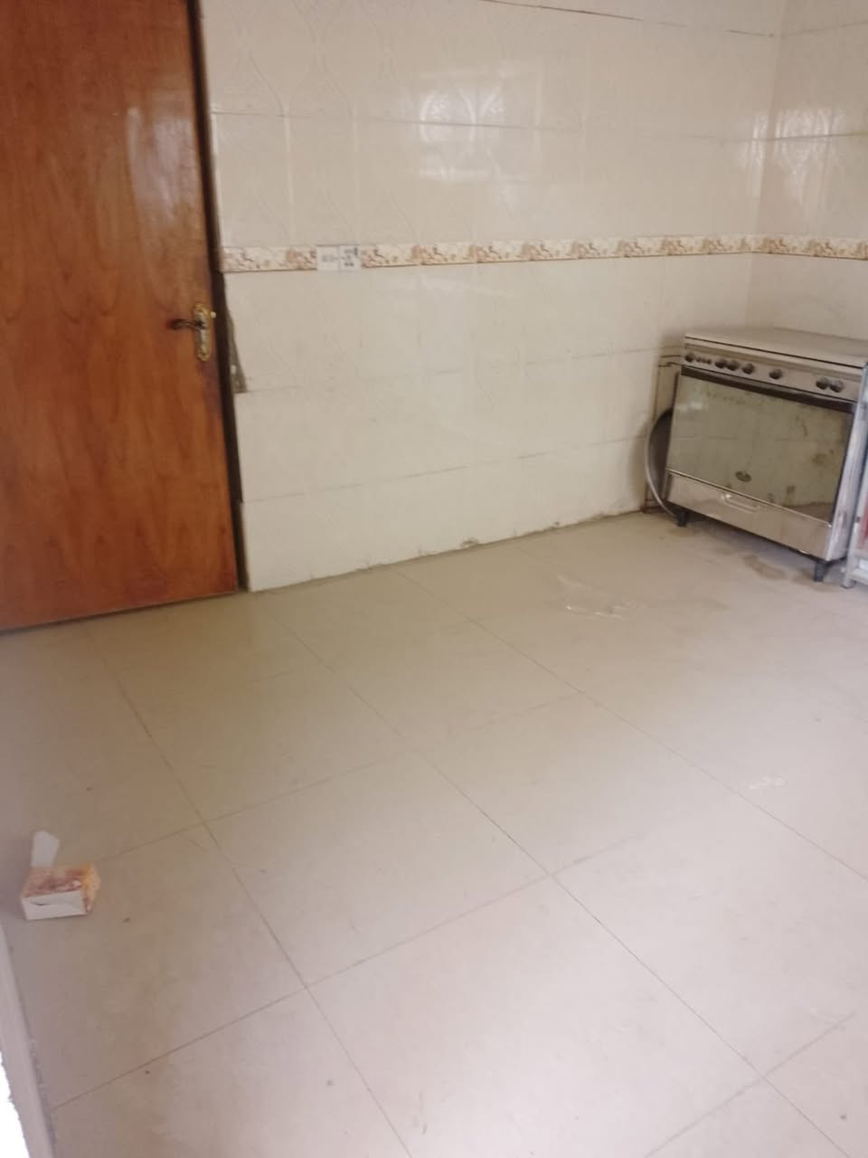 سلام عليكم دار سكن البيع الموقع ديالى قرب مرور عامه على سريع عبدالله ابن علي مساحه الدار 410 
يحتوي على غرف نوم ثنين واستقبال وهول ومطبخ وحمام داخلي وحمام خارجي وصاله كبيره سند 25 
***********
