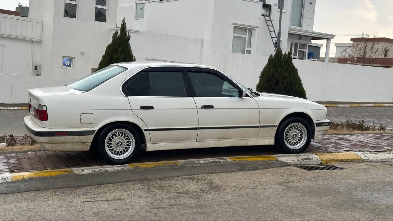 سلاوو لە ئاشقانی بیئێم  
ئەم بیئێمە مۆدێل 1990 بۆ فرۆشتن 525 گێڕعادیی  سلاید تەبرید کوشن جلد ڕەش و بێجی سەیارەکە کامل کراوە 1995  تا بلێی  هەیکەلی جوانە کێشە و مشکیلەی نیە 
٦ پلاکی تازە نۆزلەکانی هەمووی تێست کراوەتەوە بانسی تازە
 فڵچەی تازە لایت بەرزو نزم لید و زینۆن بێ مشکیله
ڕەقەم سەنەوی ژینگە ڕێگەو بان تا 2030 تازەیە بەشەرتی تەحویل ١ دینار غەرامەی تیا نیە 
١چەمەلەخی داوەوە ئەزێتێکی بچوکی هەیە ناوی نەگرتووە زۆر جوان چاکراوە کامل بۆیاخە 
***********
سعری 68گەلایە 
هەمووشتێکم سەبارەت بە سەیارەکە نوسیوە. مشتەری نی سەری خۆت و منیش مەیەشێنە السليمانية, العراق
