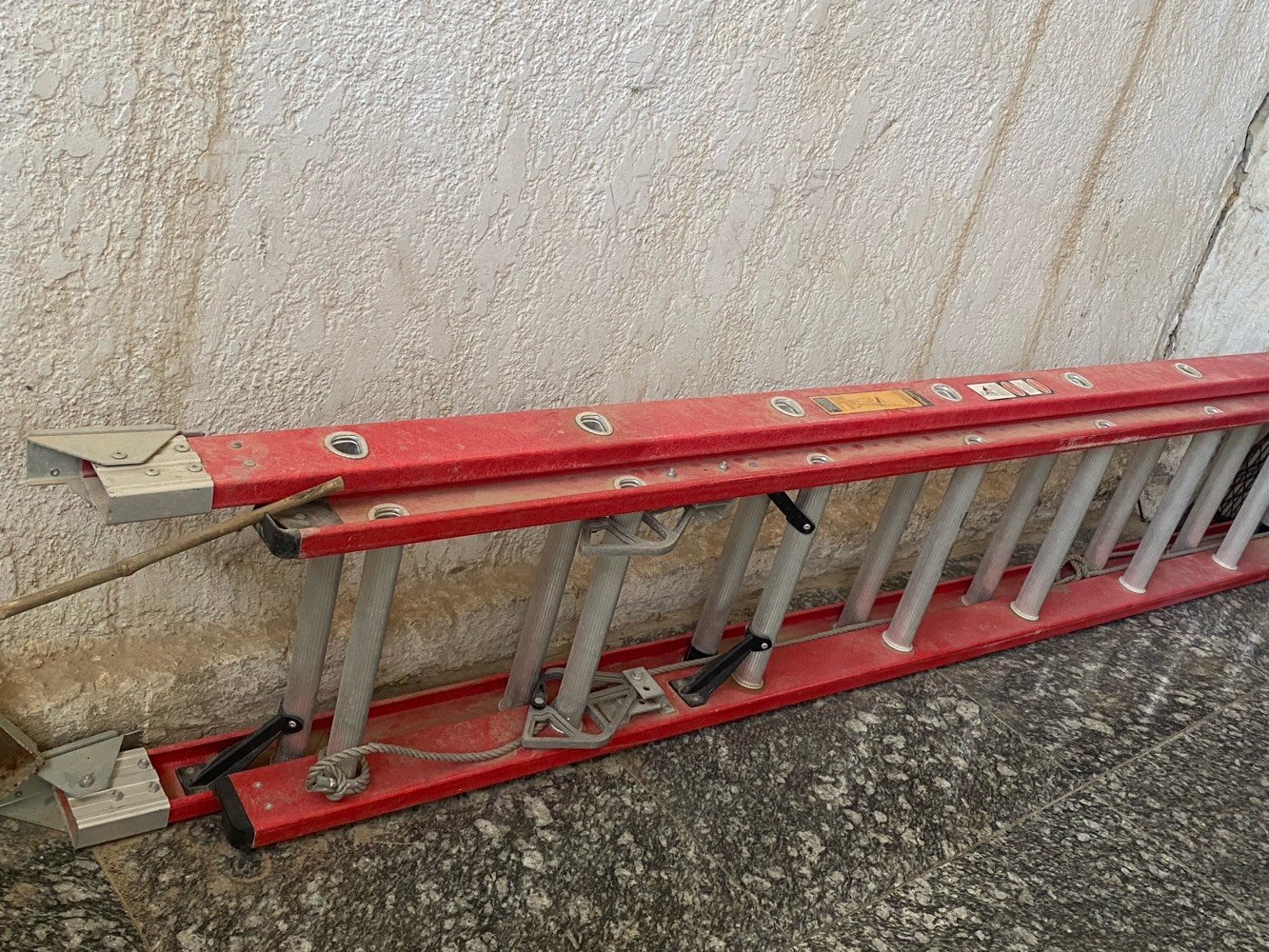 درج كهرباء عازل سلايت 
البيع مستعجل 
استخدام 4 مرات تقريبا 
جديد ونظيف 
بيه مجال بسيط