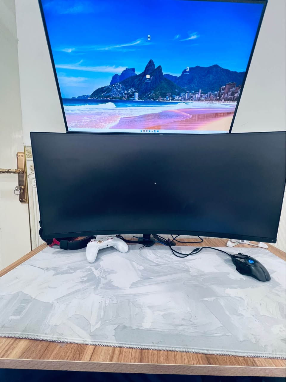 شاشة شاومي الترا وايد حجم 32
بنل VA 
144hz 

الشاشة مكفولة من الديد بكسل لكن بيها اثر اضائة بالطرف اليسار ميبين نهائيا فقط اذا اللون ابيض ناصع كلش 
حاولت قدر الامكان ابينها بالكامرة 
شاشة تخبل ميحتاج اسولف عليها شي ما قاصرة ابدا 
مثالية لكل الاستعمالات 
مكاني بالنجف الافضل تجي وتشوف الشاشة تقتنع وتاخذها وبالخير عليك 

***********

السعر 190 الف النجف, العراق
