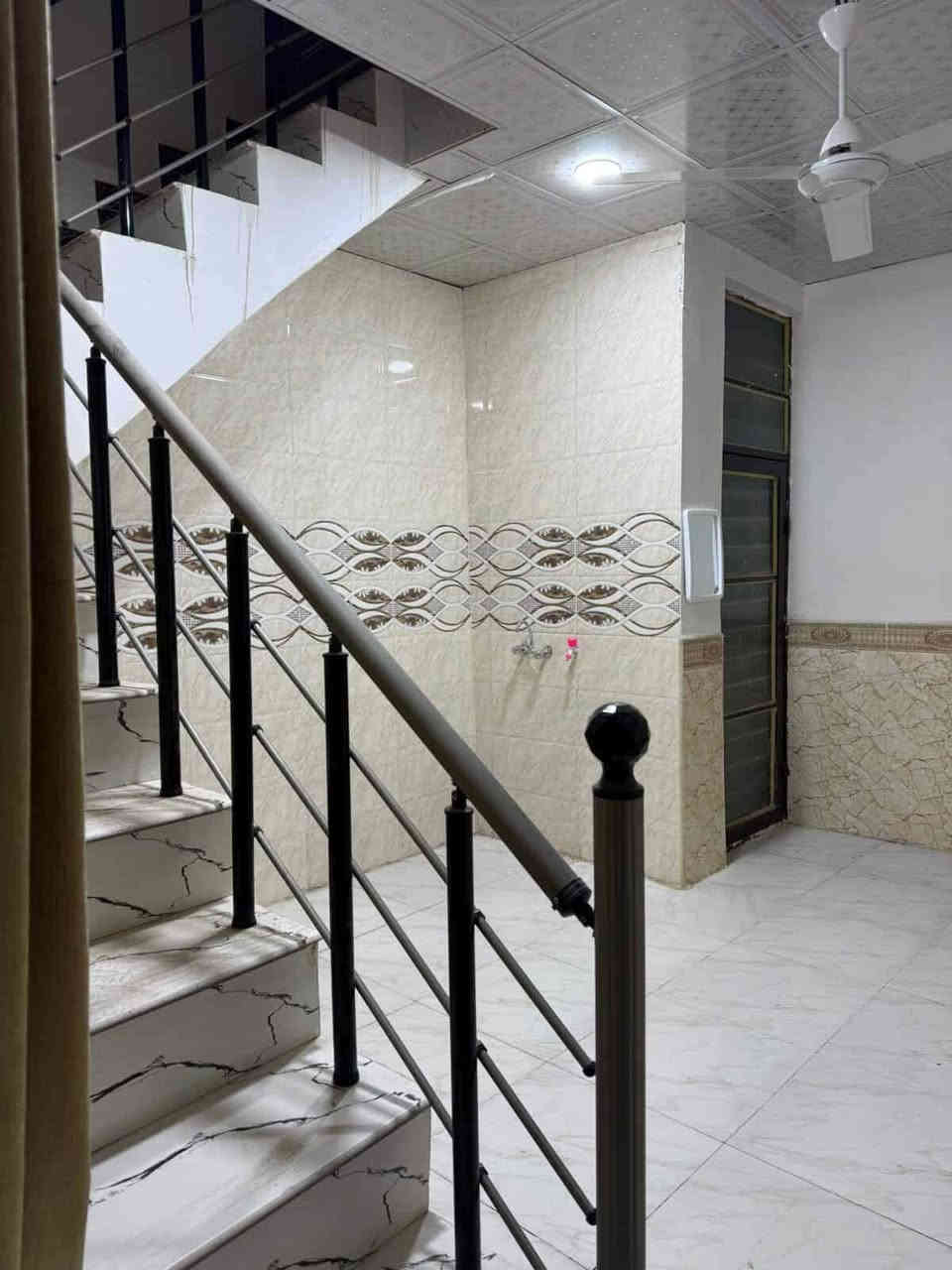 بيت للايجار 50 متر بيت جديد مامسكون
نجف مقابيل ملحق قريه الغدير عمود 317 بلخط الثاني
يحتوي على غرفه وصاله ومطبخ  وصحيات داخليه ومكشوفه 
 لاستفسار عل رقم ***********
