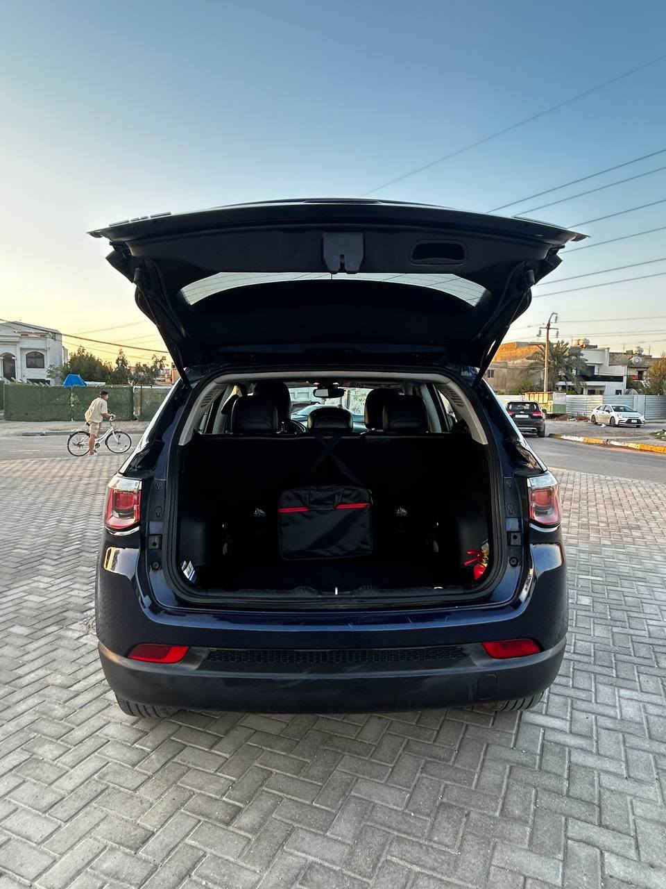 للبيع — جيب كومباس لاتتيود 2018 
سيارة مرتبة جداً ونظيفة استخدام شخصي، جاهزة للاستخدام بدون أي تعب 👌

✨ المواصفات الكاملة:
✔️ موديل: 2018
✔️ نوع: Jeep Compass Latitude
✔️ محرك 2.4 لتر 4 سلندر اقتصادي وقوي 💪
✔️ قير أوتوماتيك 6 سرعات ⚙️
✔️ دفع أمامي (FWD)
✔️ صرفية بنزين ممتازة ⛽

🎯 التجهيزات:
✔️ شاشة وسطية كبيرة 📱
✔️ نظام Uconnect + بلوتوث + USB 🎶
✔️ Apple CarPlay / Android Auto 📲
✔️ كاميرا خلفية واضحة 📷
✔️ مثبت سرعة (كروز كنترول) 🛣️
✔️ تشغيل عن بعد + دخول بدون مفتاح 🔑
✔️ تحكم كامل بالاستيرن 🎛️
✔️ تبريد ثلاجة ❄️
✔️ اربعة انظمة قيادة
✔️ إنارة LED + كشافات ضباب 🌫️
 

🛡️ الأمان:
✔️ ايرباكات شغالة🎈
✔️ نظام ABS + EBD
✔️ نظام مانع الانزلاق ESP
✔️ نظام تثبيت السيارة على المرتفعات ⛰️

🛠️ الحالة:
✔️ الضرر جاملغين و بنيد
✔️ محرك وكير مضمونات
✔️ داخلية نظيفة جداً 🧼
✔️ الرقم اربيل

📄 أوراقها كاملة و باسمي تحويل ثاني يوم

💰 السعر: (137 ورقة) و بيهه مجال بسيط

📍 الموقع: البياع الشرطة الرابعة

📞 للاستفسار: واتساب ***********
