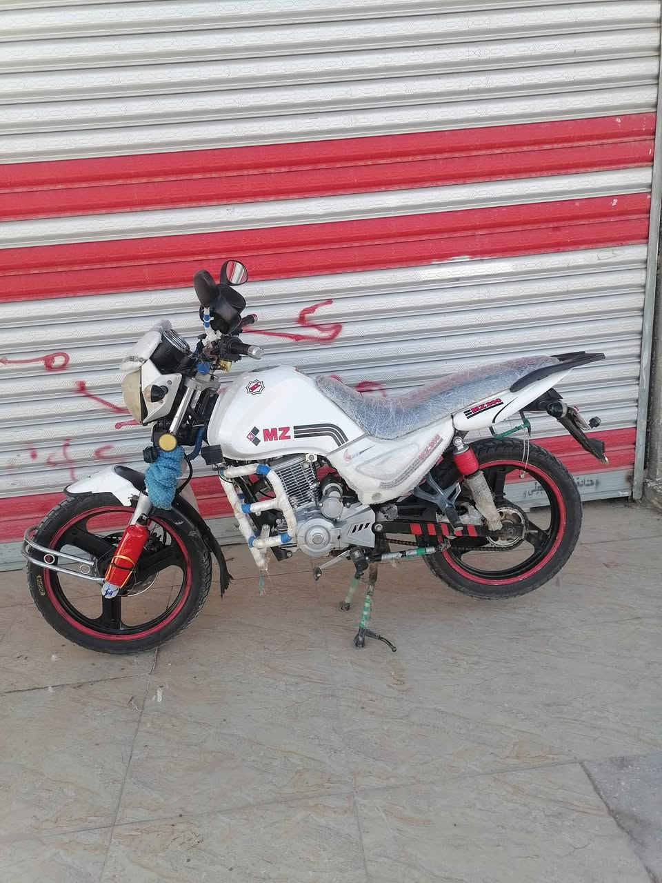 السلام عليكم ورحمة الله وبركاته للبيع دراجه امزت موديل 16 محرك200 نضافه فول السعر 750وبيه مجال للاتصال على الرقم ***********
