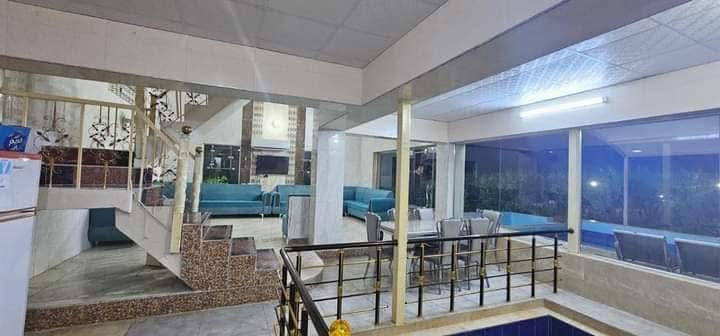 السلام عليكم    مزرعة كاردينيا 
١ . تحتوي على ثلاث ٣ غرف نوم مؤثثة بالكامل ومكيفة

٢ ٠تحتوي على سويتات لكل غرفة منام 
٠٣ تحتوي على فاكهة العنب والتفاح وغيرها من الفكرة
٠٤ تحتوي على حدائق جميلة للاستراحة 
٠٥ تحتوي على مسبح كبير وصغير  ١٣ متر 

٦ ٠ تحتوي على صالة كبيرة مؤثثة بالكامل 
٧ ٠ تحتوي على انترنيت على مدار ٢٤ ساعة
٨ ٠ تحتوي على خط كهرباء ومولد  على الاطفاء على مدار ٢٤ 
ساعه
٩ تحتوي على تنور طين
علمآ ان المزرعة مؤثثة بالكامل  زبائنتا الكرام

***********
