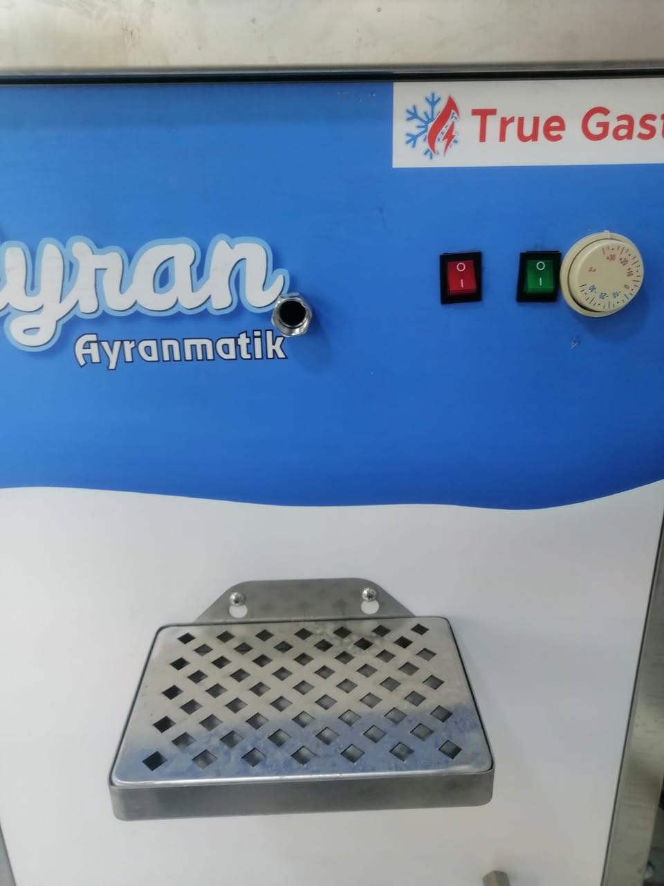 السلام عليكم ورحمة الله وبركاته
براد لبن تركي
ما مستخدم ولا دقيقه
موجود بالكوفه والسعر مناسب
البراد ما مستخدم  الصناعه تركي
***********  رقم الجوال
