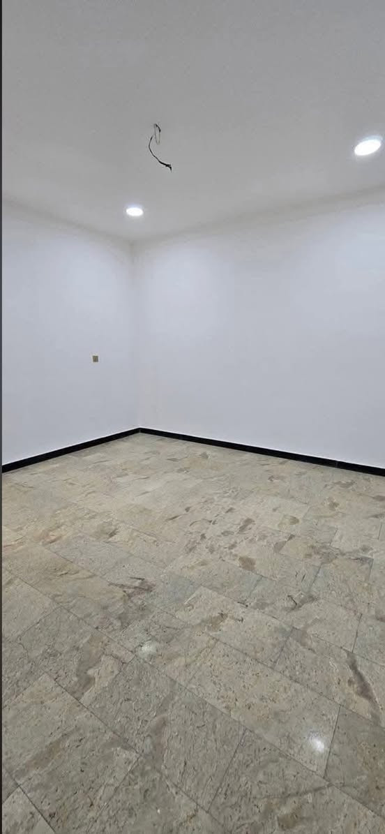 السلام عليكم
🏠مشتمل للبيع المساحة 85 م الواجهة 5 م النزال17م 

📍حي البنوك خلف لحوم البركة

بناء حديث

يحتوي على ( صالة + مطبخ + حولي + خدمات + غرفة نوم)

الطابق الثاني( 2 غرف نوم + خدمات)

للأستفسار :

*********** 

📍او زيارة موقع المكتب : الهدف للعقار - شارع الكنيسة بأتجاه جسر البنوك مجاور مكوى ريحانه
