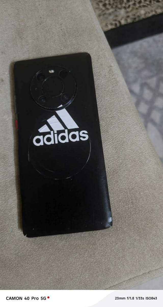 سلام عليكم 
هواوي ميد ٤٠ برو 
ذاكره ٢٥٦ 
بيه ضهر مفطور وشاشه مفطوره ومتلمس يحتاجله شاشه 
قيم واخذ 
*********** واتساب فقط 
بغداد الحريه
