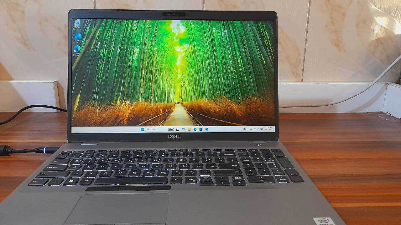 ابتوب Dell Precision 3551 Workstation بمواصفات قوية
​الوصف:
للبيع جهاز الجيل العاشر الاحترافي Dell Precision 3551 من فئة الورك ستيشن. اللابتوب مصمم للأداء العالي والمهام الشاقة مثل البرامج الهندسية، الرندرة، المونتاج، وإدارة السيرفرات والألعاب. الجهاز نظيف جداً ويعمل بسلاسة تامة.
​⚙️ المواصفات الفنية بالتفصيل:
​المعالج: Intel Core i7-10850H (6 Cores / 12 Threads / up to 5.10 GHz)
​الذاكرة العشوائية (الرام): 16GB DDR4
​الهارد (مساحة التخزين): 512GB SSD NVMe (سريع جداً)
​كرت الشاشة المنفصل: NVIDIA Quadro P620 4GB VRAM
​إجمالي ذاكرة كرت الشاشة: 12GB (الكرت الأساسي 4GB + الذاكرة المشتركة من الرام 8GB)
​كرت الشاشة الداخلي: Intel UHD Graphics 630
​نظام التشغيل: Windows 11 Pro (أصلي ومفعّل)
​الشاشة: 15.6 بوصة بدقة Full HD Anti-Glare
​الكيبورد: كيبورد كامل يحتوي على لوحة أرقام جانية ومضيء (Backlit)
​المنافذ: يدعم Thunderbolt 3 (USB-C), 3x USB 3.2, HDMI 2.0, LAN  

​الحالة العامة: نظيف جداً جدآ وبحالة ممتازة وخالي تماماً من أي عيوب أو مشاكل تقنية.

​الملحقات:
 الشاحن الأصلي السريع من شركة Dell بقوة 130 واط.
كيبورد مخصص للگيمنگ rgb 
​ cooling pad rgb 5 مراوح
ماوس باد
ماوس. 
حقيبة لابتوب.
هديه كيبودر من شركه oraimo + ماوس نضافه 100% ما ملموسات

السعر 650 الف
 ***********  واتس للتواصل واستفسار،
