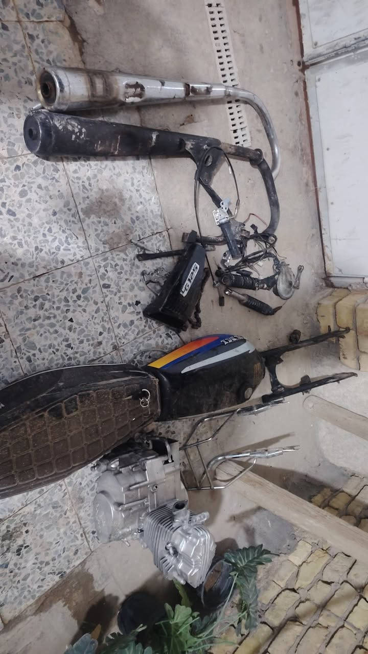 غراضه ومكينه طافيه ما ادري شبيها والباقي كله نضيف السعر ١٠٠ كلهن قفل تانكي جديه كشن ماشه دبلات صالنصات ٢ ستان نص بدلاات طبله مال بريك كابريتر وزنجيل صفاحيه قمجيات ١٠٠ قفل اله ربع ما يصيرن ***********
