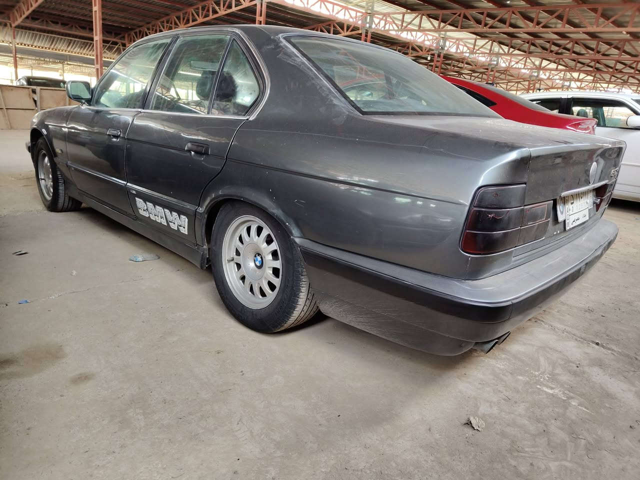 السلام عليكم شباب بي ام 525 موديل 91 مصبوغه جماليه كهربائيات شغاله العنوان بغداد سبع قصور للاستفسار خابر على الرقم ***********
