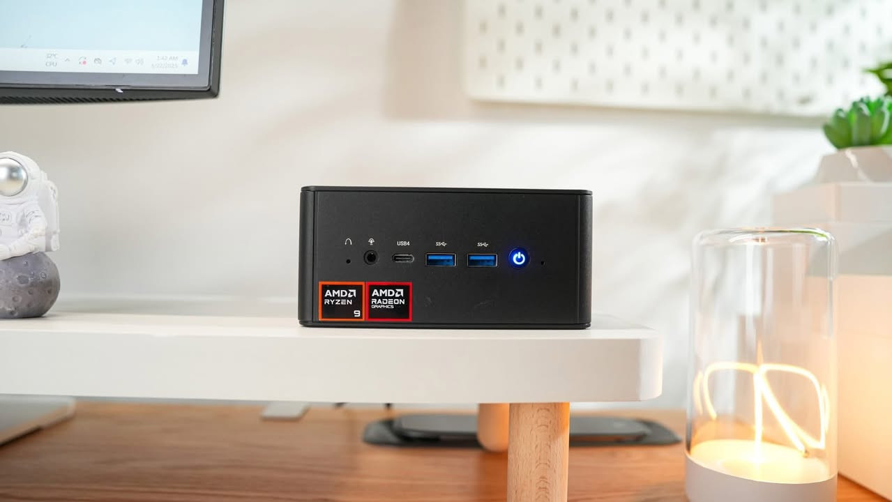 Minisfourm UM890 pro

🧠 المعالج والمعالج الرسومي
 • المعالج: AMD Ryzen 9 8945HS – 8 نوى / 16 خيط + تردد يصل حتى 5.2 GHz
 • الرسوميات: AMD Radeon 780M مدمج للتعامل مع المهام الرسومية والـ AI الخفيفة  ￼

💾 الذاكرة والتخزين
 • رام: 32 GB DDR5 بسرعة حتى 5600 MHz
 • تخزين: عادة مع 1 TB SSD PCIe 4.0 
 • يدعم تركيب حتى 96 GB رام وحتى 8 TB SSD عبر فتحتي M.2  ￼

🔌 المنافذ والاتصالات
 • USB4 ×2 (عالي السرعة 40 Gbps + شحن PD)
 • HDMI 2.1 + DisplayPort 1.4
 • Ethernet 2× 2.5 G + Wi-Fi 6E & Bluetooth
 • يدعم توصيل أربع شاشات بدقة عالية  ￼

❄️ التبريد
 • نظام Cold Wave 2.2 مع مروحة 6 cm لتحسّن تبريد الرام والـ SSD ويقلل الحرارة والضوضاء  ￼

📏 الحجم والتصميم
 • صغير الحجم، قابل للتثبيت خلف الشاشة أو على المكتب بسهولة 

السعر750 اللف
متوفر توصيل


**إذا كنت صاحب هذا الإعلان وتريد حذفه لأي سبب، رجاءا أرسل رسالة إلى الدعم الفني**