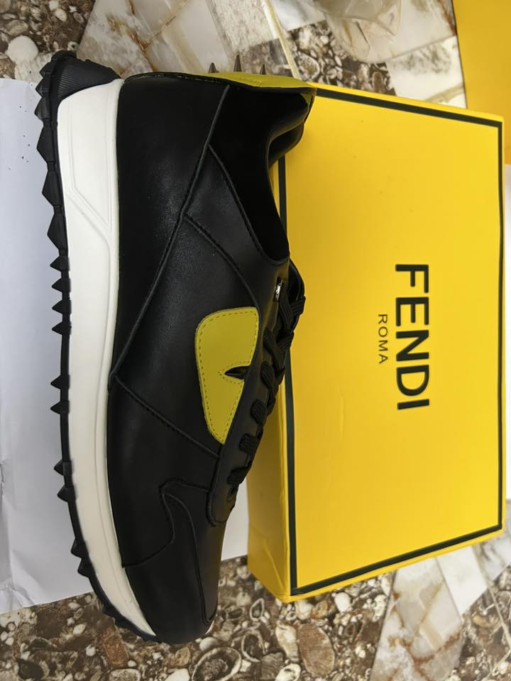 عيون الوحش /حذاء رياضي (Sneakers) قياس 44 من العلامة التجارية الفاخرة فندي (Fendi)، ويُعرف تحديداً باسم Fendi Monster Eyes
سعره بل موقع 320 دولار 

قيم واخذ جديد غير مستخدم بعده بليبل


**إذا كنت صاحب هذا الإعلان وتريد حذفه لأي سبب، رجاءا أرسل رسالة إلى الدعم الفني**