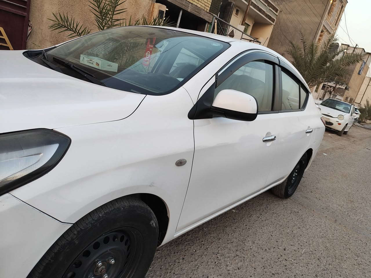 السلام عليكم للبيع نيسان سني هندي موديل ٢٣ بسمي رقم اربيل سنويه ل٢٨ تريد تحويل تريد وكاله حاضر السياره جاهزه لا صبغ ولا تبديل بيه فقط رصعات عدد ٤ وشخوط بدعاميه دبل سويج وكباتها  السعر ١١٥ مكاني بغداد حي الجهاد الاتصال ***********
