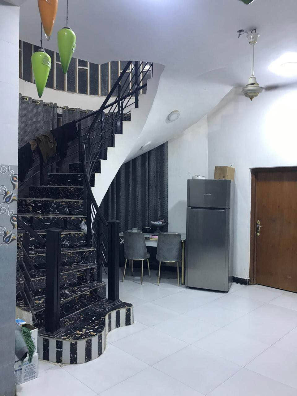 دار سكن للبيع
المساحة // 200 م
الموقع // حي الجامعة 
شارع هدى سجاد
بناء حديث يتكون من
طابقين كونكريت مسلح
اربع غرف نوم ومطبخ واستقبال وصالتين 
وثلاث مجاميع صحيه 
للمزيد من المعلومات يرجى الاتصال 
***********//***********
مكتب حسام للعقار والمقاولات 
ام الخيل الشارع الرئيسي مجاور هيئة النزاهة ديوانية, القادسية
