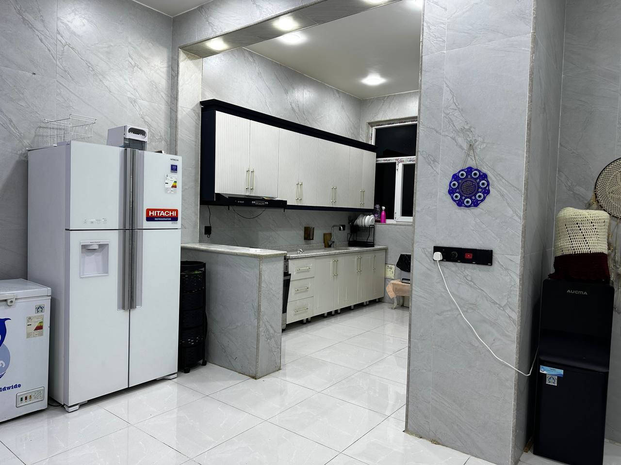 السلام عليكم
اللهم صل على محمد وال محمد 
دار سكن حديث تصميم مودرن بناء سنة ٢٠٢٤ 
مساحة البناء ٢٠٠ متر طابق ونصف 
يحتوي على ٢ غرف نوم مع هول داخلي كبير ومطبخ عدد ٢ واستقبال كبيرة الطابق الثاني هول ومجموعه صحية …
مواد البناء كلها درجة اولى وتفاصيل واضحة بالصور …
موقع البيت الكوت حي الحوراء بين شارع الكفاح وشارع الحي  .. المنطقة خدمات كاملة ماء وكهرباء وصب شوارع  وعرض الشارع ١٧ متر ،

  السعر 120نقد
 والباقي  اسكان 53 مليون 
تسديد شهري290 الف يتحول على المشتري 

***********
