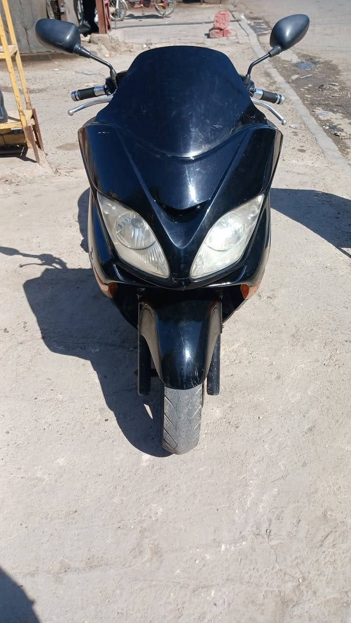 0.9كرستال  - نظافة ونظرة وتوب 🏍️
الدراجة مالت جناي وما محتاجة أي مصاريف، دير بانزين واطلع.
المظهر والبدن: اللون اسود ، الكفرات نظيفة جداً ومثل ما موضح بالصور، نظرتها حلوة 
المحرك والأداء: شلعة ومعدلل ١٤٠الدراجة نشطة جداً ومحركها صافي وصوته ناعم.
الإضافات: مرايات  سود. ++لايت زنون اصلي سعرة ٦٥
الحالة العامة: التايرات جيدة،  دراجة مال بيت وعملية جداً.
السعر المطلوب: ٩٥٠ وبيهة مجال بسيط حك جية 
المكان: بغداد زعفرانية 
للتواصل: ***********
