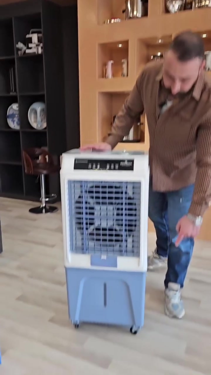 ❓ أكثر سؤال وصلنا عن أكبر مبردة شحن من أمبليوم

🔋 شكد تشتغل على البطارية؟

مبردة أمبليوم مزودة ببطارية ليثيوم 12Ah عالية الجودة، وتوفر:

✅ لغاية 10 ساعات تشغيل على السرعة الأولى.
✅ لغاية 3 ساعات تشغيل على السرعة 12.
✅ تشغيل مستمر حتى عند انقطاع الكهرباء.
✅ إمكانية التشغيل على كهرباء السيارة 12V عند الحاجة.

💧 هل تسوي رطوبة بالغرفة؟

مبردة أمبليوم تستخدم حشوة سليلوز عالية الكفاءة لتبريد الهواء، ولأفضل أداء ننصح باستخدامها في مكان متجدد الهواء أو جيد التهوية.

🌬️ خزان ماء كبير بسعة 50 لتر.
🌀 12 مستوى سرعة للتحكم بتدفق الهواء.
📱 ريموت كنترول للتحكم عن بعد.
⚡ محرك نحاسي (Copper Motor) عالي الكفاءة.
🔋 تشغيل كهرباء + بطارية شحن.

ليش تخلي الهواء البارد بمكان واحد؟ خلي يوصل لكل زاوية وبدون صوت.

أمبليوم... برودة تدوم حتى عند انقطاع الكهرباء.


**إذا كنت صاحب هذا الإعلان وتريد حذفه لأي سبب، رجاءا أرسل رسالة إلى الدعم الفني**