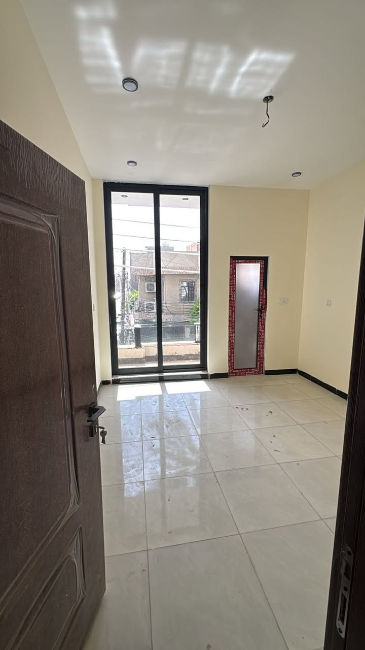 ٥٠ متر للبيع زيرو
بيت بناء جديد 
يحتوي على ٣ غرف نوم 
طابق الاول : صاله ومطبخ وصحيات
طابق الثاني : يحتوي على غرفتين نوم سويت  اثنينهن
الطابق الثالث : يحتوي على غرفة نوم كذلك سويت
موقع بال ٤٠٠ شارع افران الزيتون 
للاستفسار التواصل على الرقم
***********
