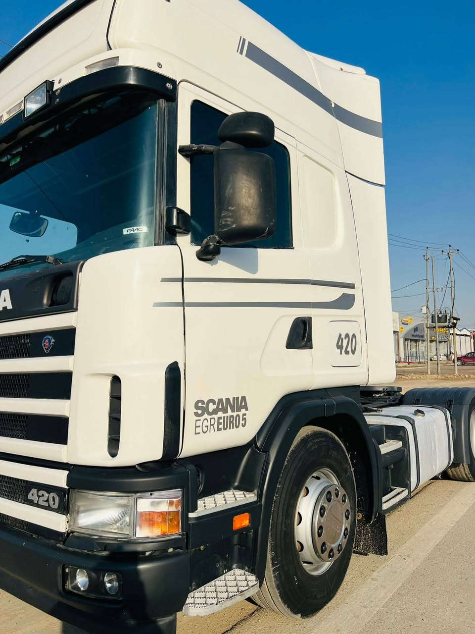 سلام عليكم
سكانيا راس تريله 
موديل 2003
 محرك انكار خطين جديد قبل شهرين شاده بدون بخار او صرف حجم..420
كير عادي 900 رتايدر 
قماره كفاله بدون صبغ 
بدون ارقام 
العنوان بغداد
***********
