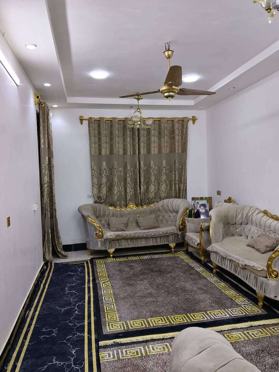 بيت للبيع المساحه 140متر طابق ونص مثل ماموجود بالصور شارع ابوسمير الفرع المقابل  اسواق الدراجي شارع 20يطلع على شارع الحشد البيت بناء جديد للاستفسار ***********
