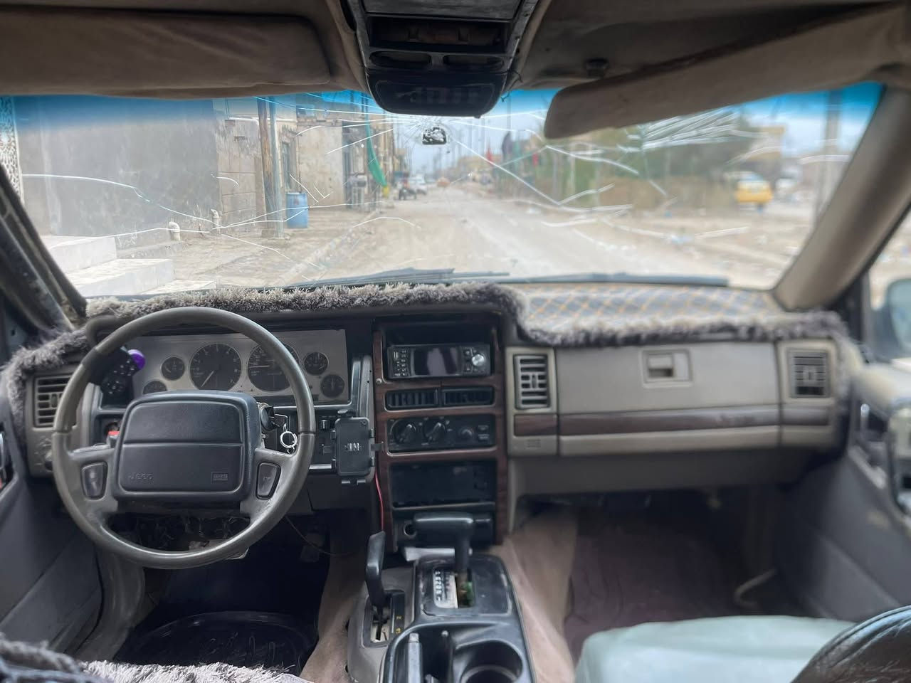 السعر 22 العنوان نجف   للبيع او مراوس جيب شيروكي موديل ١٩٩٣ رقم بغداد  محرك ٢٥٠٠ ففتي وكير وحداديه تخم تاير كله جديد دواخل جديدة  شعندك مراوس نزل ***********
