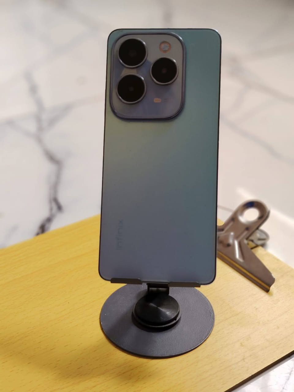 Infinix Hot 40*  
السعر 150 وبيه مجال قليل جهاز للبيع نظيف جدا بدون ملحقات العنوان كربلاء حي العسكري العابد قرب حديقة النور للاستفسار الاتصال على الرقم *********** متواجد واتساب 
المواصفات
- *الرام*: 8GB LPDDR4X
- *التخزين*: 256

### *الشاشة*
- *الحجم*: 6.78 بوصة IPS LCD
- *الدقة*: 1080 x 2460 FHD+
- *معدل التحديث*: 90Hz
- *السطوع*: 500 nits 1aa3bd30

### *الكاميرات*
- *الخلفية*: ثلاثية
    - 50MP أساسية f/1.6
    - 2MP ماكرو
    - 0.08MP مساعدة
    - فلاش رباعي LED
-

### *البطارية والشحن*
- *السعة*: 5000 mAh
- *الشحن السريع*: 33W سلكي - 20% إلى 75% في 35 دقيقة
- *شحن عكسي*: مدعوم 1aa342df

### *أخرى*
- *الصوت*: سماعات ستيريو
- *البصمة*: جانبية
