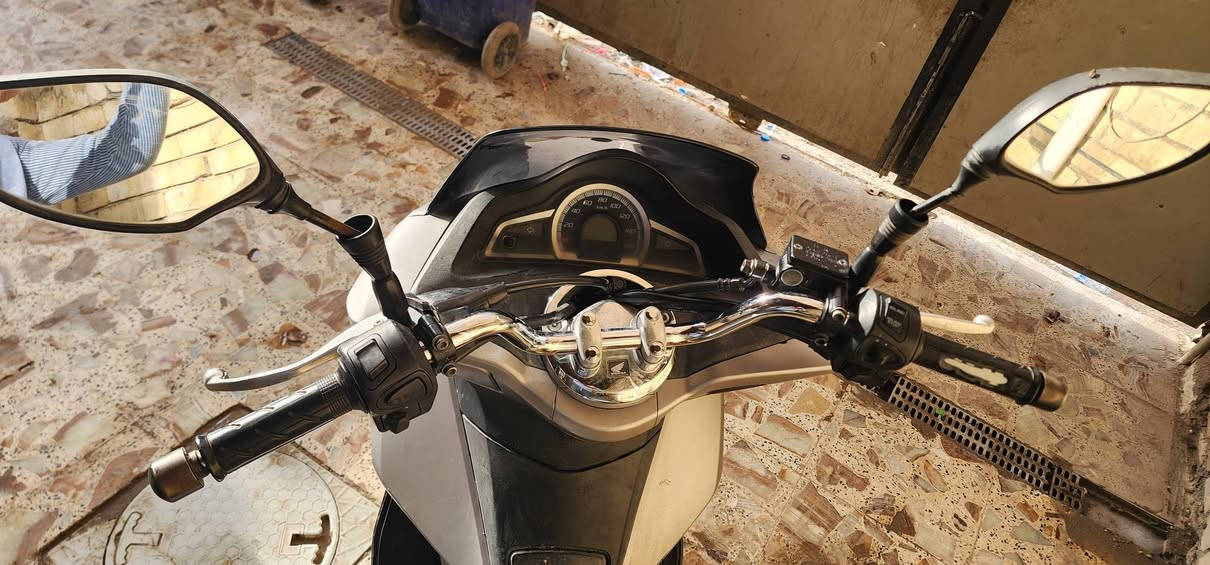 سلام عليكم، بي سي إكس الجيل الثاني، دراجة على يدي نزلتها من الرمبة، أخذتها بـ 20 ورقة ونصف.
قيمها بما يرضي الله وخذها من بغداد/الكرخ.

ملاحظة:
الجاملغ أنا شايله لأن بالشتوية يصير طين بيه.
وبيها شخوط بسيطة. 
***********
