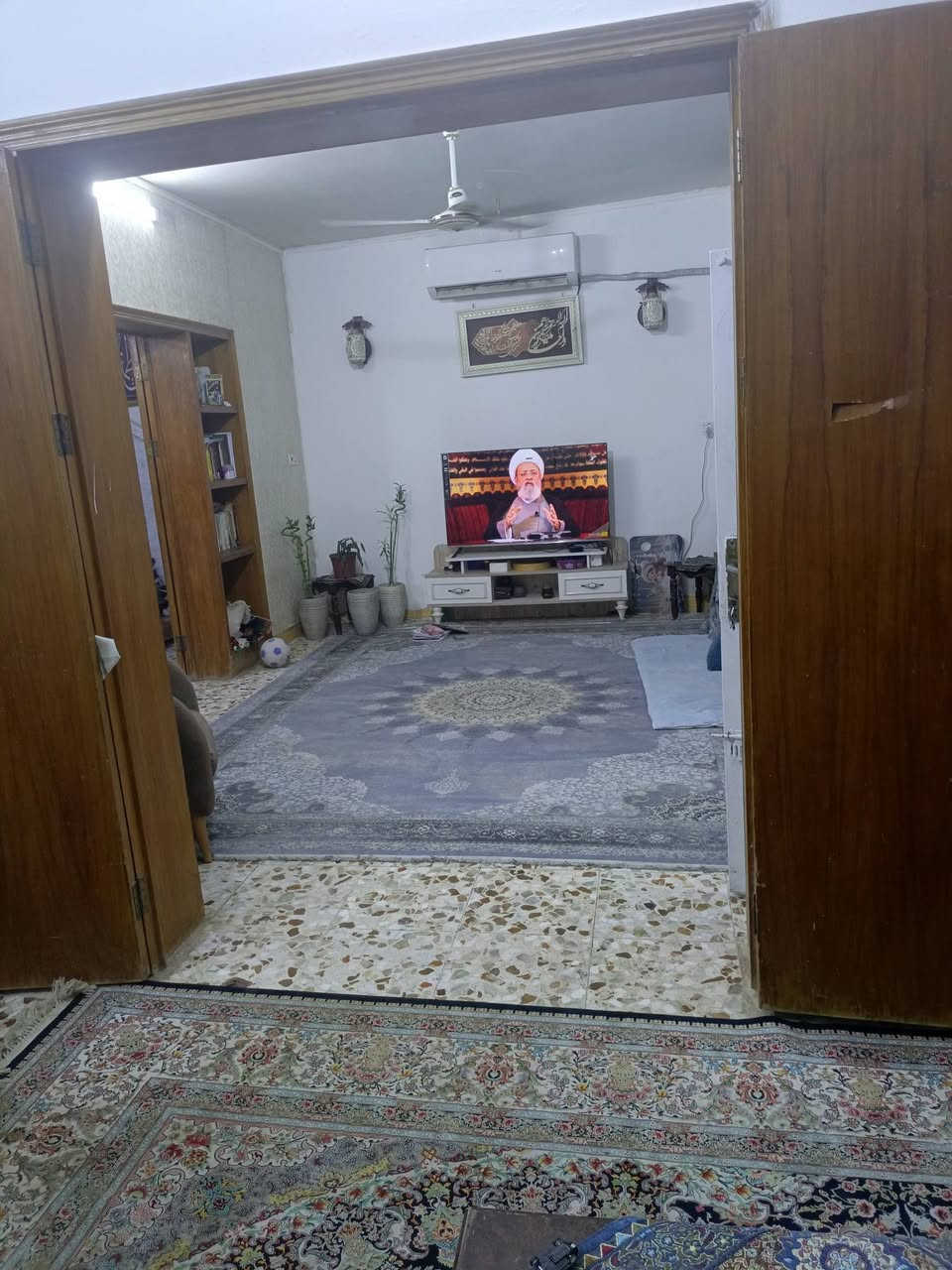 السلام عليكم
دار للبيع ...سند ٢٥ طابو زراعي
طابقين...الاول يحتوي على هول+استقبال+مطبخ+صحيات
الثاني يحتوي على ٣ غرف+صحيات
سنة البناء ٢٠١٣
البوبيات عمود ٢٦
للاتصال 
***********
