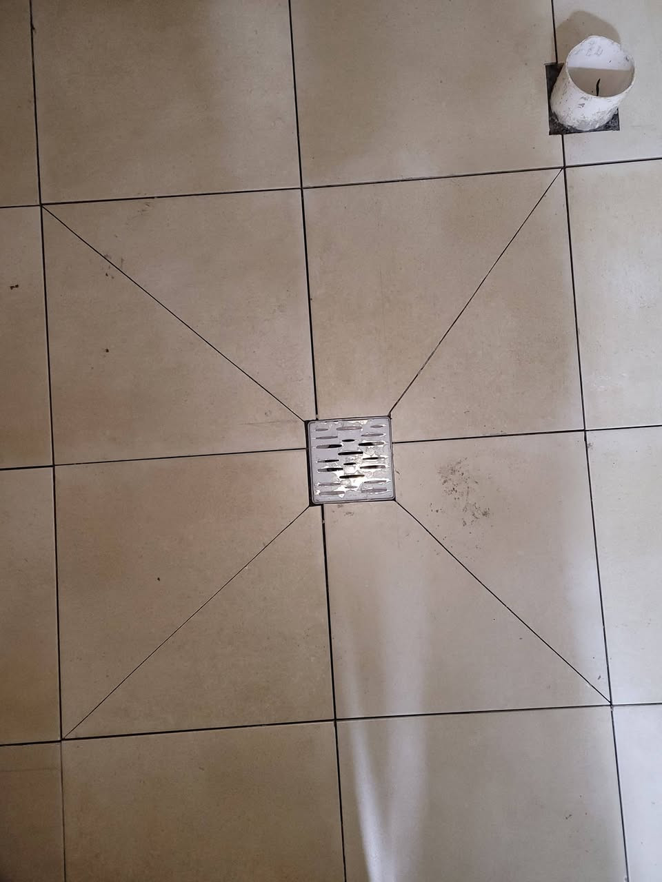 خلفه سيراميك متفرغ اشتغل متر يوميه شغل درجه اولى ارضي جداري
***********
