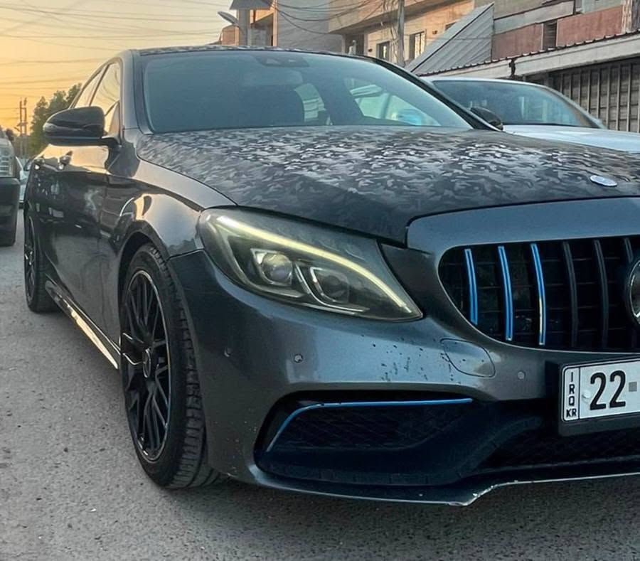 سلام عليكم مارسدس C300 موديل 2017 لون رصاصي فيلي
فول عدا الفتحه
تحديث AMG اصلي 
رقم اربيل انكليزي بسمي تحويل ثاني يوم 
السياره بيه صبغ 3 قطع فقط وارد امريكي 
مكان السياره بغداد البنوك شارع الكنيسه 
السعر 18500  يعني ( 185 ورقه ) وبيه مجال بسيط 
الاتصال ***********
***********
