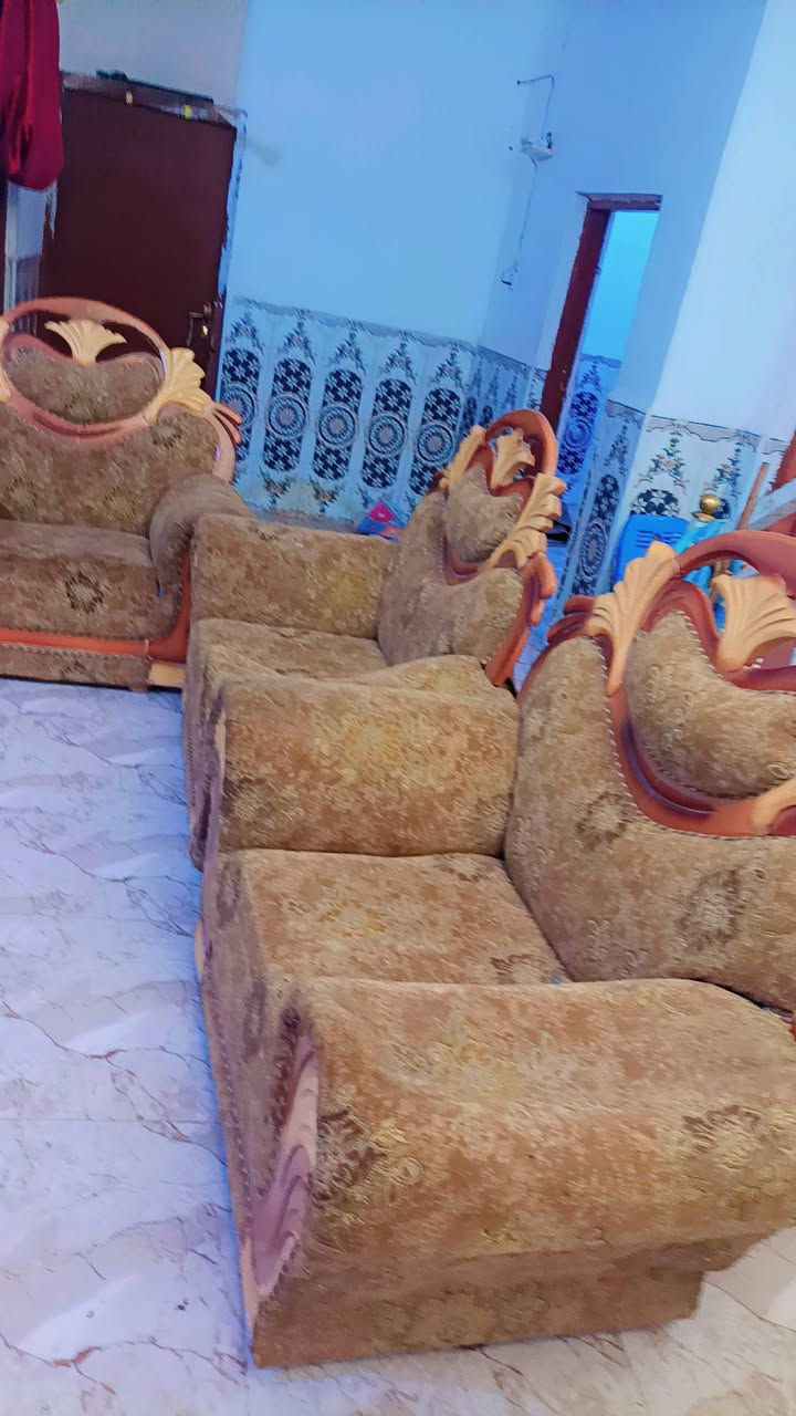 سلام عليكم تخم عشر مقاعد نضيف سعر 225بيه مجال ***********
