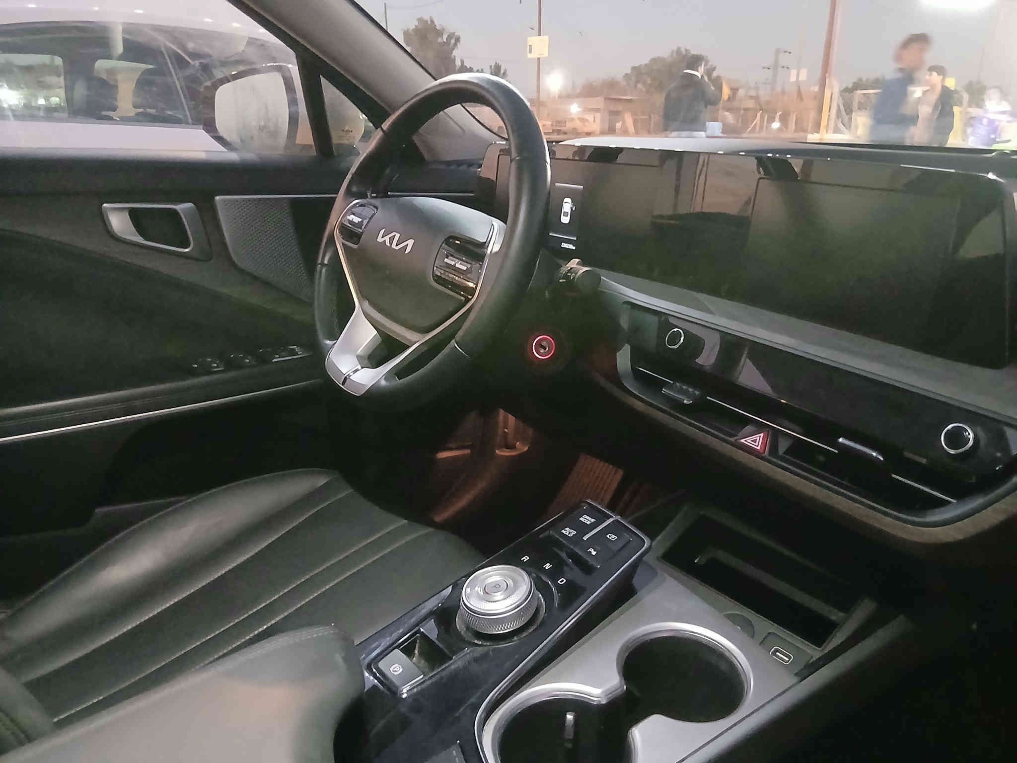 K8  وارد كوري 
موديل ٢٤ مرقم بس  بعد ما مستلم الوحات 
وما مسجله عله خط لحد الان 
بيه قطعه وحده فقط جاملغ الامامي
السعر 2015  ........***********
