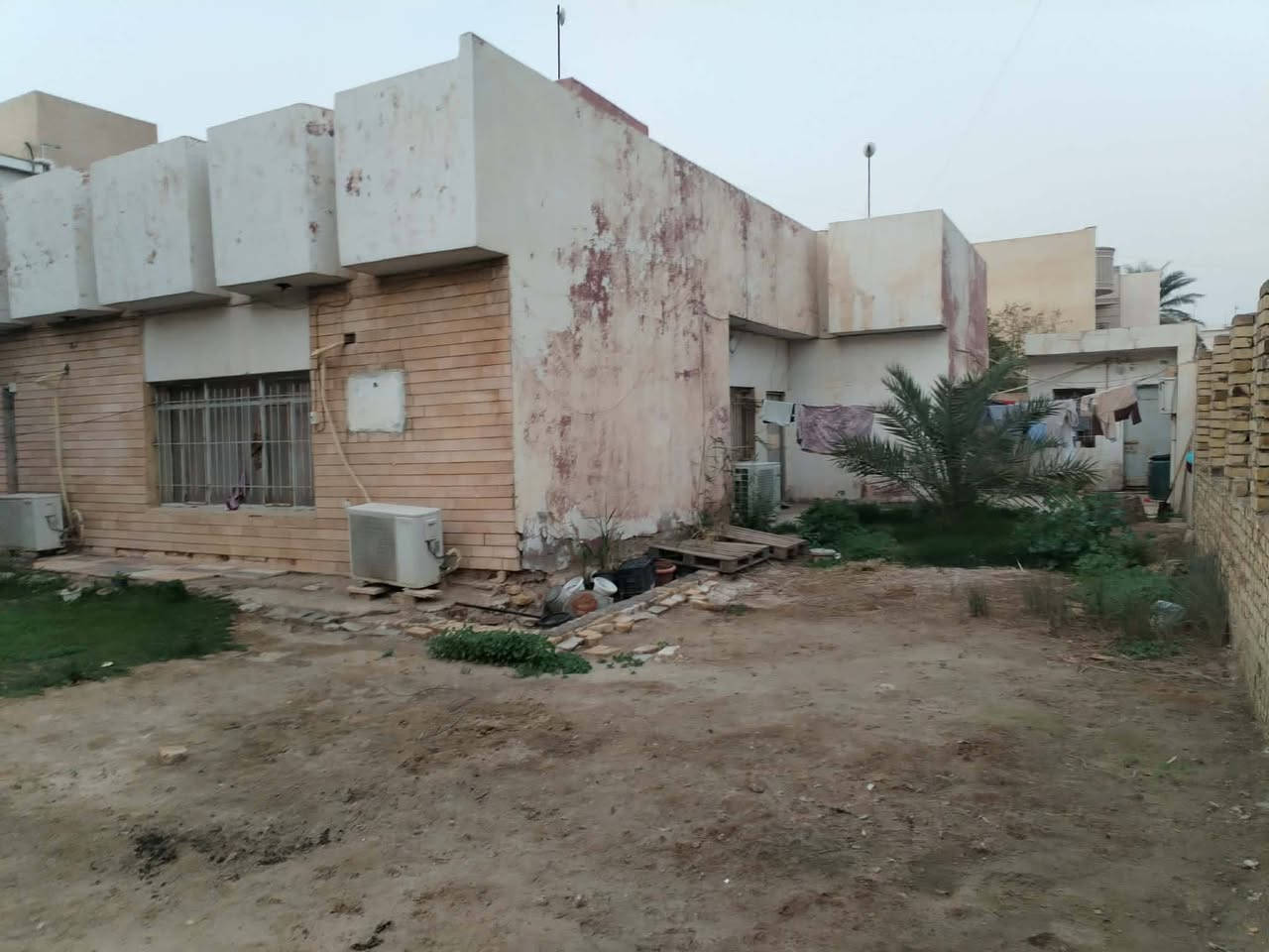 دار ركن للبيع في الهورة فرع شركة الحرمين
طابقين الطابق الارضي غرفتين نوم كبار صالة كبيرة هول كبير مطبخ ومجموعة صحية عدد 2 الطابق الاول غرفتين نوم وسطح
المساحة 451.5م
واجهة 20م 
السعر مناسب للاستفسار 
***********
***********
