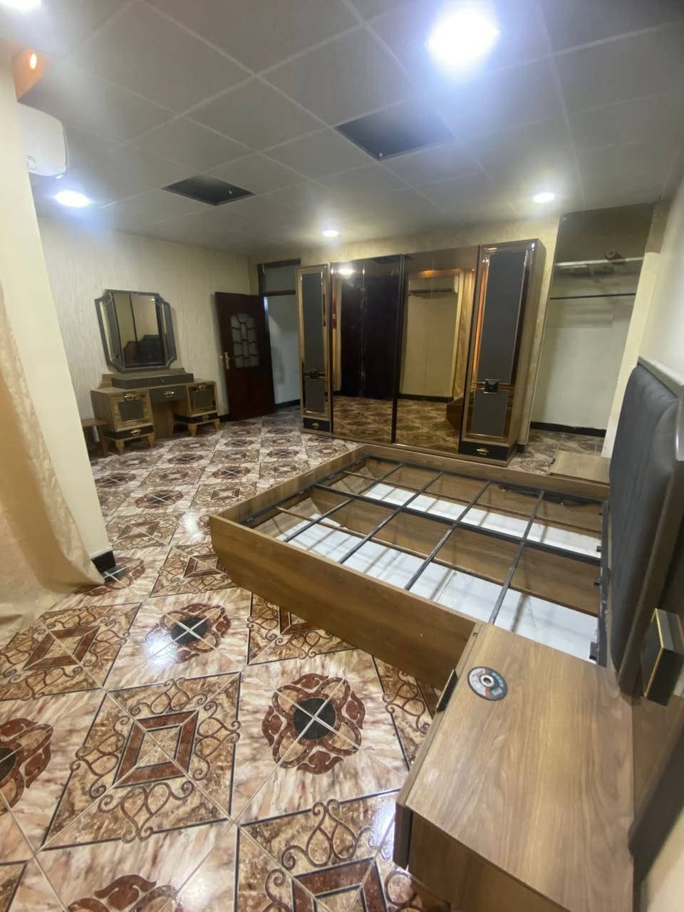 #للايجار في السيدية
بيت مساحة ١٥٠ متر 

 

ثلاث غرف نوم 

صالة 

مطبخ 

خدمات صحية 

السعر ((( مليون و ٣٠٠ )))

مكتب عبدالله الرفيعي

للاستفسار الاتصال على الارقام التالية

***********

***********

***********
