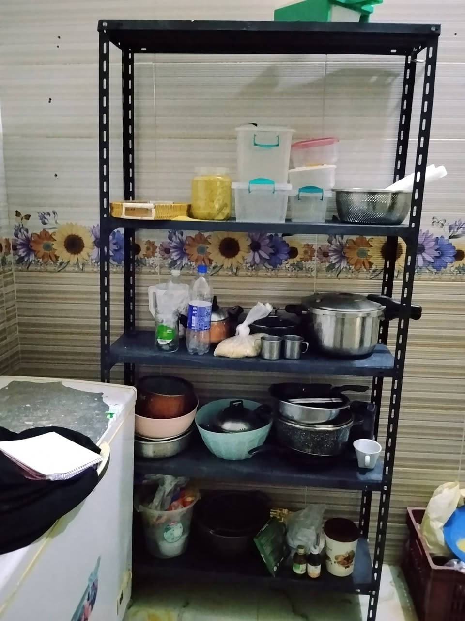 السلام عليكم 
رفوف ارضيه (دكسنات للبيع) 
عدد ثنين واحد مشدود والثاني بعده بالكارتونه 
وسله مال جبس بعدهه مامستعمله شخط واحد مابيهه 
مكاني خرنابات ***********
ادمن وافق
