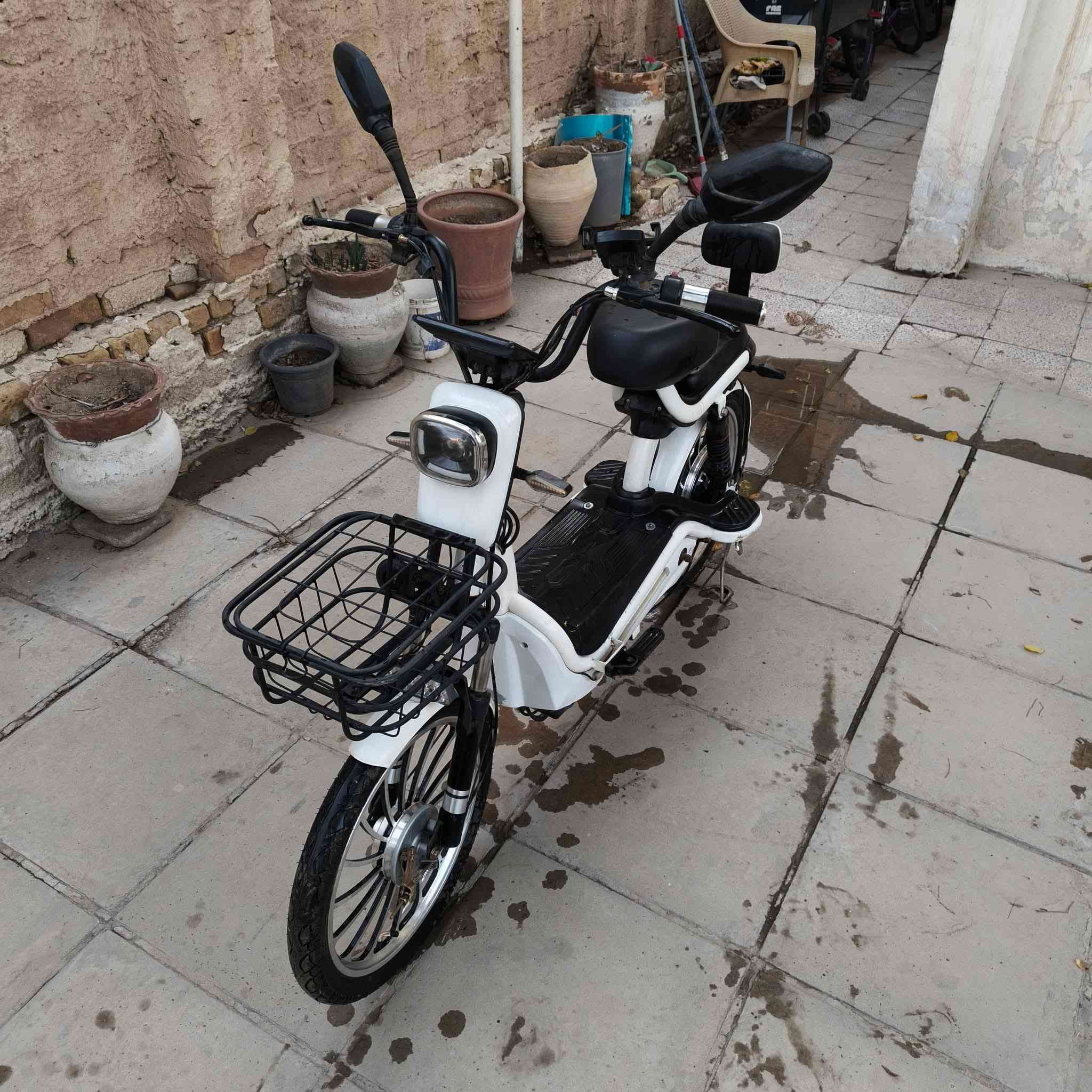 السلام عليكم...
‎باسكل شحن للبيع. 
‎
‎⚙️ المواصفات والأداء:
‎- اللون ابيض 
‎- السرعة القصوى: 80 كم/ساعة (حقيقية).
‎- نظام القيادة: 4 سرعات مختلفة
‎- موديل 2025  (أكبر حجم متوفر! (قياس 24)).
‎- البطاريات: طقم 5 بطاريات اصليه (60V / 32A).
‎- الأمان: جهاز إنذار ضد السرقة + قفل التاير الخلفي + قفل السرج والبطارية.
‎- الشاشة: شاشه دجتل نظام الحديث لعرض (السرعة، المسافة، مستوى الشحن، وكشف الأعطال).
‎- مرايات2وياها
‎- ملف 1200
‎
‎🌟 الإضافات والرفاهية
‎- الإطارات: حجم كبير مع ويل كب مميز.
- ‎سلة أمامية واسعة.
‎- بايدر مساعد (يعمل على شحن البطارية أثناء القيادة).
- الاضاءة: نظام LED (نهاري، ليلي، إضافي، وخلفي)
+ اضاءة ترحيبيه ❤
‎- التحكم: تشغيل عن بُعد (بصمة)، مفتاح نوعين 🔑،
‎- شاحن سريع!
‎- ستاند موبايل 
‎- سماعات بلوتوث
‎- بايدانات
‎
‎💰 السعر: 300
‎للأستفسار والطلب: اتصل على الرقم أو المراسلة واتساب.
‎📞 رقم الهاتف: ***********
‎📍 العنوان: كربلاء المقدسة
