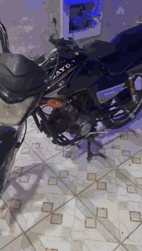 السلام عليكم شاب دراجة دايوان عظم كاملة كهربائيات اشاير دراجة نظيفة وحلوه موديل 21 نكره سلف وهندر شغالات تايرات جدد بيهة خيط تبخير خفيف ما مبين ونقصها بس تفيلس اوراقها ضايعات اسويلك مكاتبة واكفلها سرقة وعشاير من كلشي السعر 550 وبيها مجال الرقم *********** ويرهم مراوس
