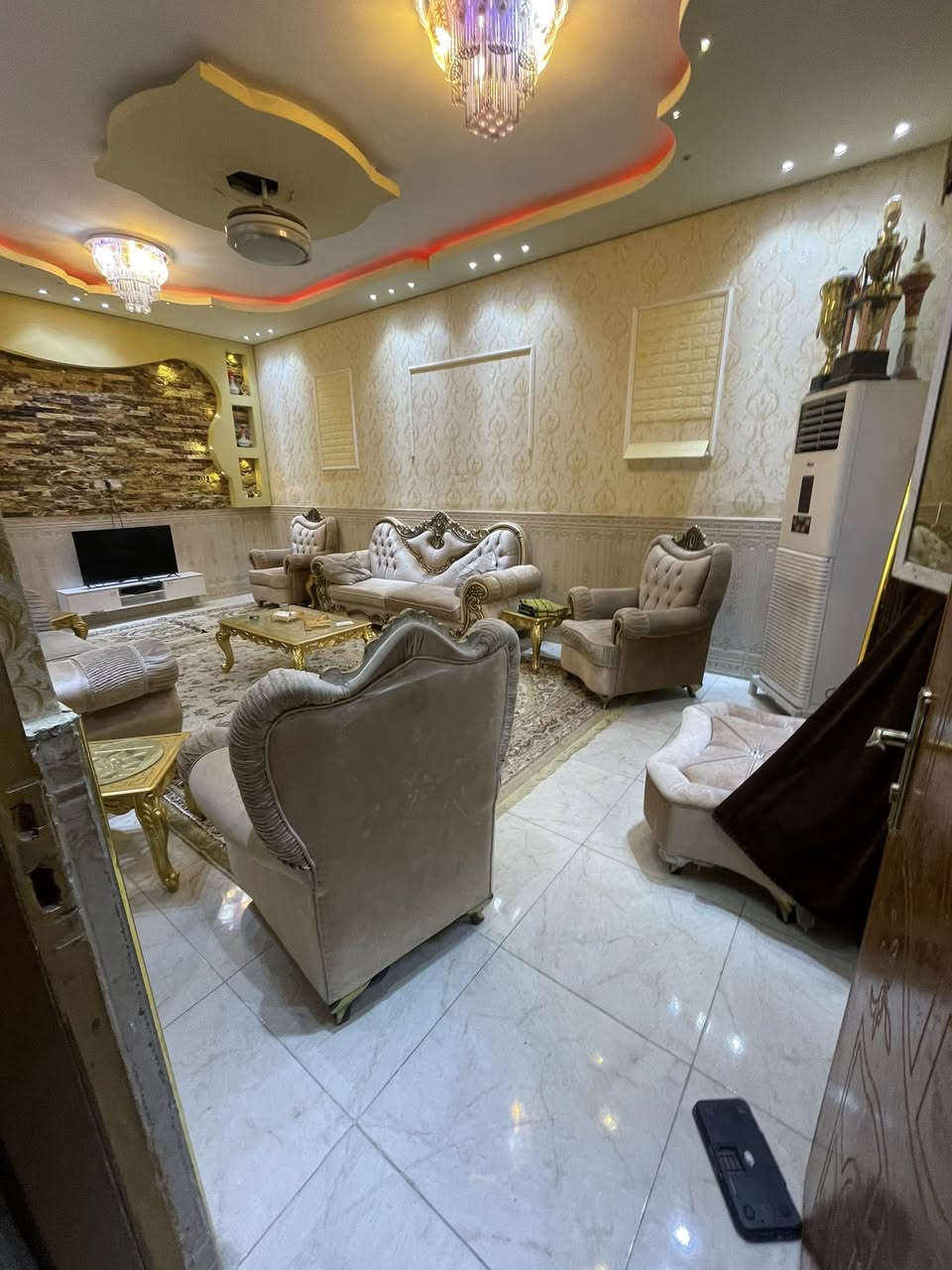 بيت زراعي قرب النادي الرياضي ثاني شارع بعد الامزون مساحه 300مساحه البناء 175 
غرف عدد2 /5في4
مطبخ/5في 4
موزع/4في3
هول/4في3
ديوانيه/7في4
كراج12
بناء حديث وهيكل طابق ثاني نفس الجوه السعر73بي مجال
***********
البصره خور الزبير
