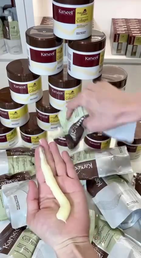 ماسك كارسيل كولاجين للشعر  العضوي الاصلي 
 مجموعه فيتاميناا ت و كولاجين   
‏ليس فرد ولا بروتين ولا كراتين. ينعم ويرطب ويعالج
‏يستخدم مرة او مرتين  في الشهر ✅
‏نتيجته جميلة وتبقى شهر او اكثر   من ناحية الترطيب والنعومة وصحة الشعر ويجب المحافظه  على الشعر  بالشامبو المناسب و حماية حرارة قبل السشوار وتجنب كثرة الصبغة
‏يتكون من 
الكولاجين.. مشتقات الحليب.. زيت الأفوكادو..   زيت الماكاديميا 
زيت الارغان.. زيت جوز الهند.. زيت الصبار.. ڤيتامين اي.. ڤيتامين بي.. 
عشبة الماكا 
يخفف تجعد وجفاف الشعر يعالج ضرر السحب والصبغات يغذي الشعر من الداخل   ويمنحه مظهراً أكثر صحة ونعومة · يعمل على تجديد الشعر الخشن والجاف والمتقصف بشكل فعال
خالي من السلفات 
خالي من المواد المعدنية
يحتوي على مكونات عضوية آمنة

‏طريقة الاستعمال :
‏يترك على الشعر‏15 دقيقة ثم يغسل
‏


**إذا كنت صاحب هذا الإعلان وتريد حذفه لأي سبب، رجاءا أرسل رسالة إلى الدعم الفني**