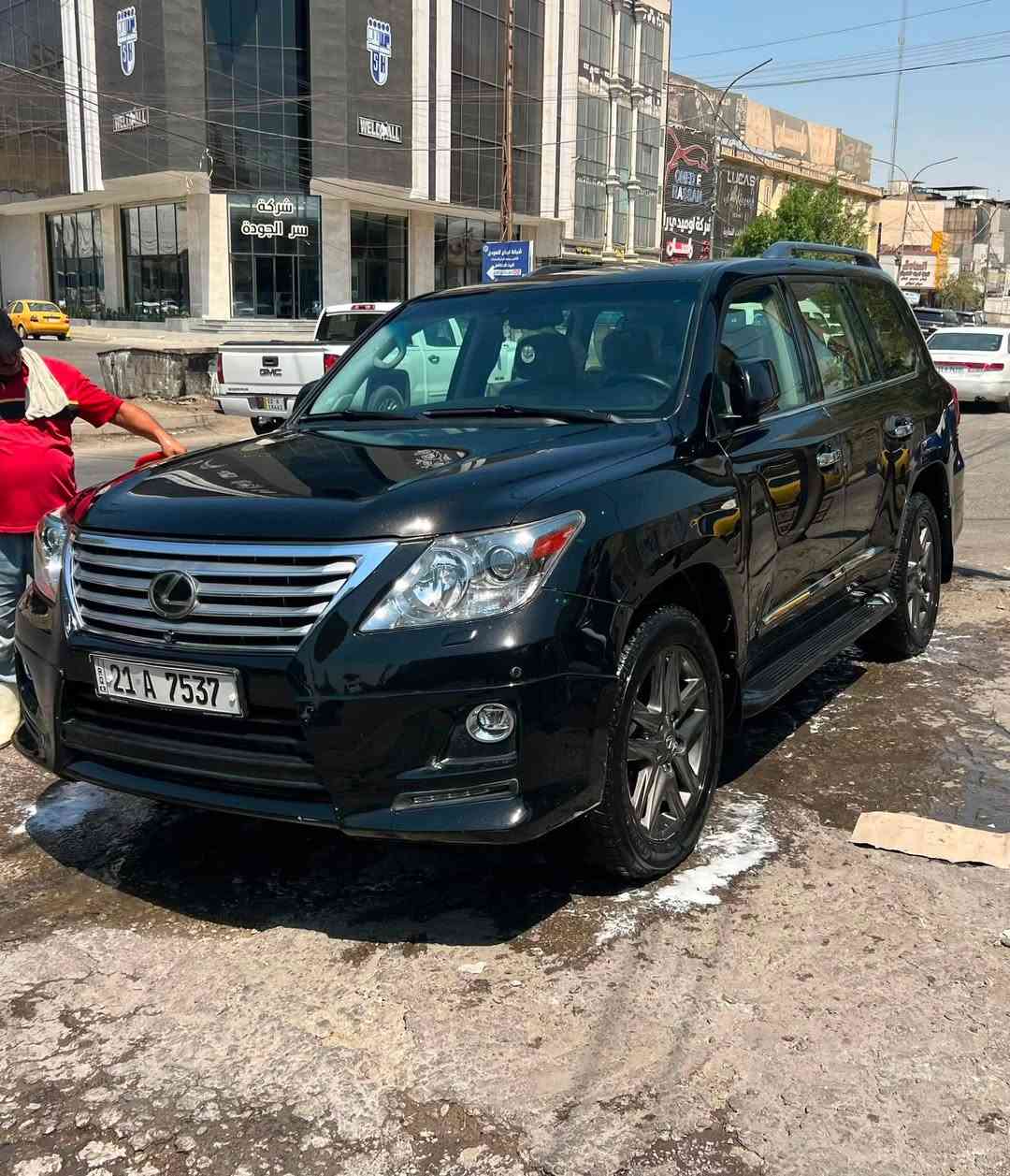 السلام عليكم من رخصة الادمن 
لكزز ٢٠١١فول مواصفات كله على وضع الشركة 
رقم شمالي تحويل ***********مكان السيارة بغداد
