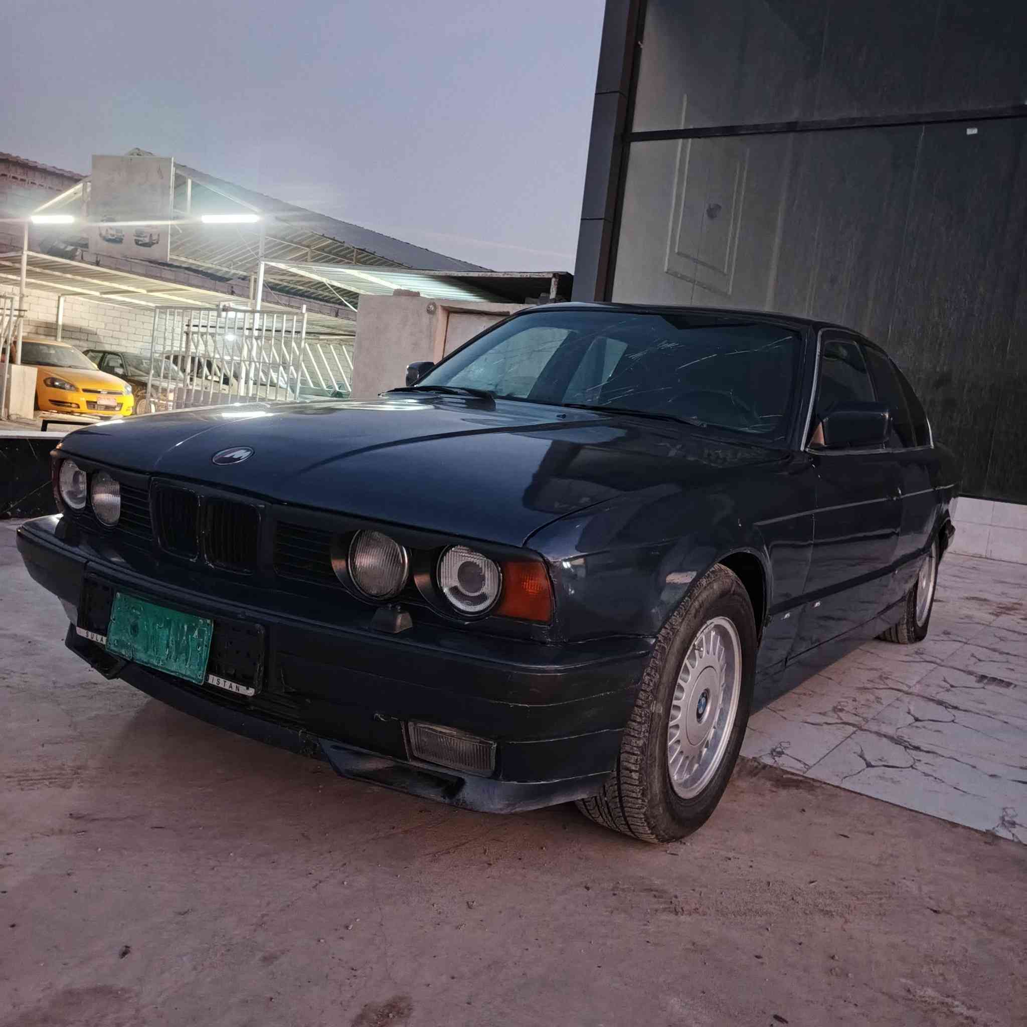 سلام عليكم بي ام 525 للبيع 
محرك كير حداديه شرط كير عادي 
مكينه 25 
موديل 1992
راعيه ابو سنويه ما اندله 
اكفلك دوله وعشاير 
سعر 30 وبيها مجال 
هـ ‍***********
