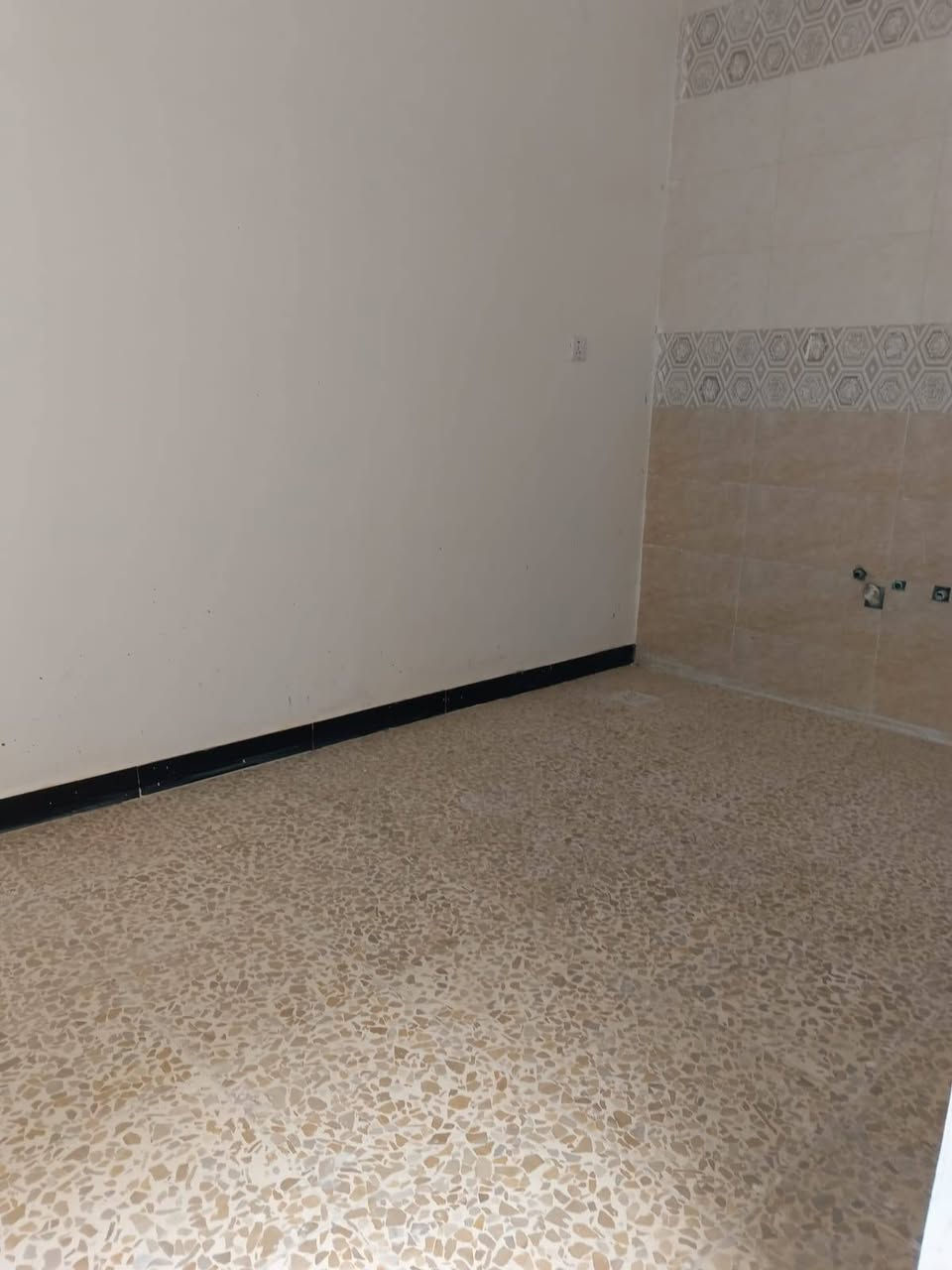 بيت للايجار ١٠٠متر جديد استوه طالع منه البناء العنوان القدس قرب اسواق فدك قرب شارع ٦٠ السعر ٤٠٠الف للتواصل ***********
