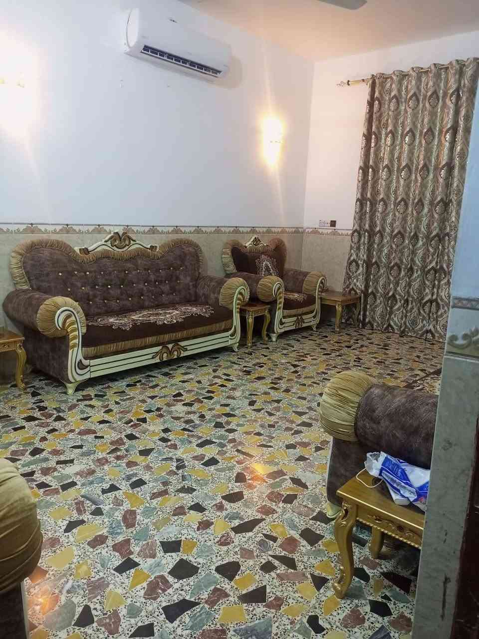 سلام عليكم بيت للبيع في منطقه الدبية على شارع مقابيلة ساحة مساحتة163طابقين الطابق الاول يحتوي(استقبال، مطبخ، صالة، غرفة واحدة، صحيات،منور) الطابق الثاني(غرفتين وهول بدون صحيات)
اللاستفسار 
***********
