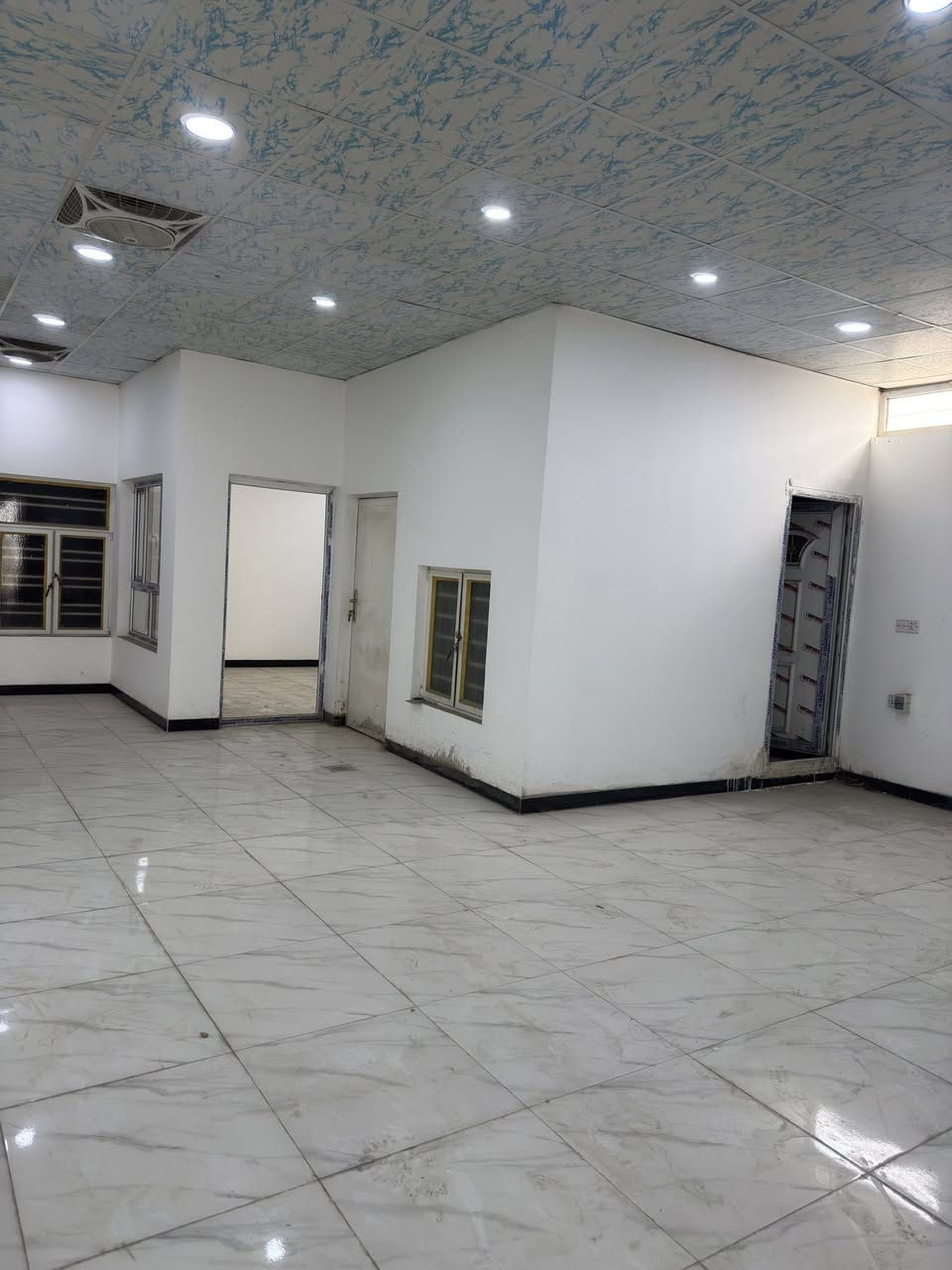 السلام عليكم طابق لليجار ٣٠٠ م العنوان جميله قرب فلكه ٨٣ شركة قنديل بغداد طابق ثاني يوجد سلم و مصعد 
***********
***********
